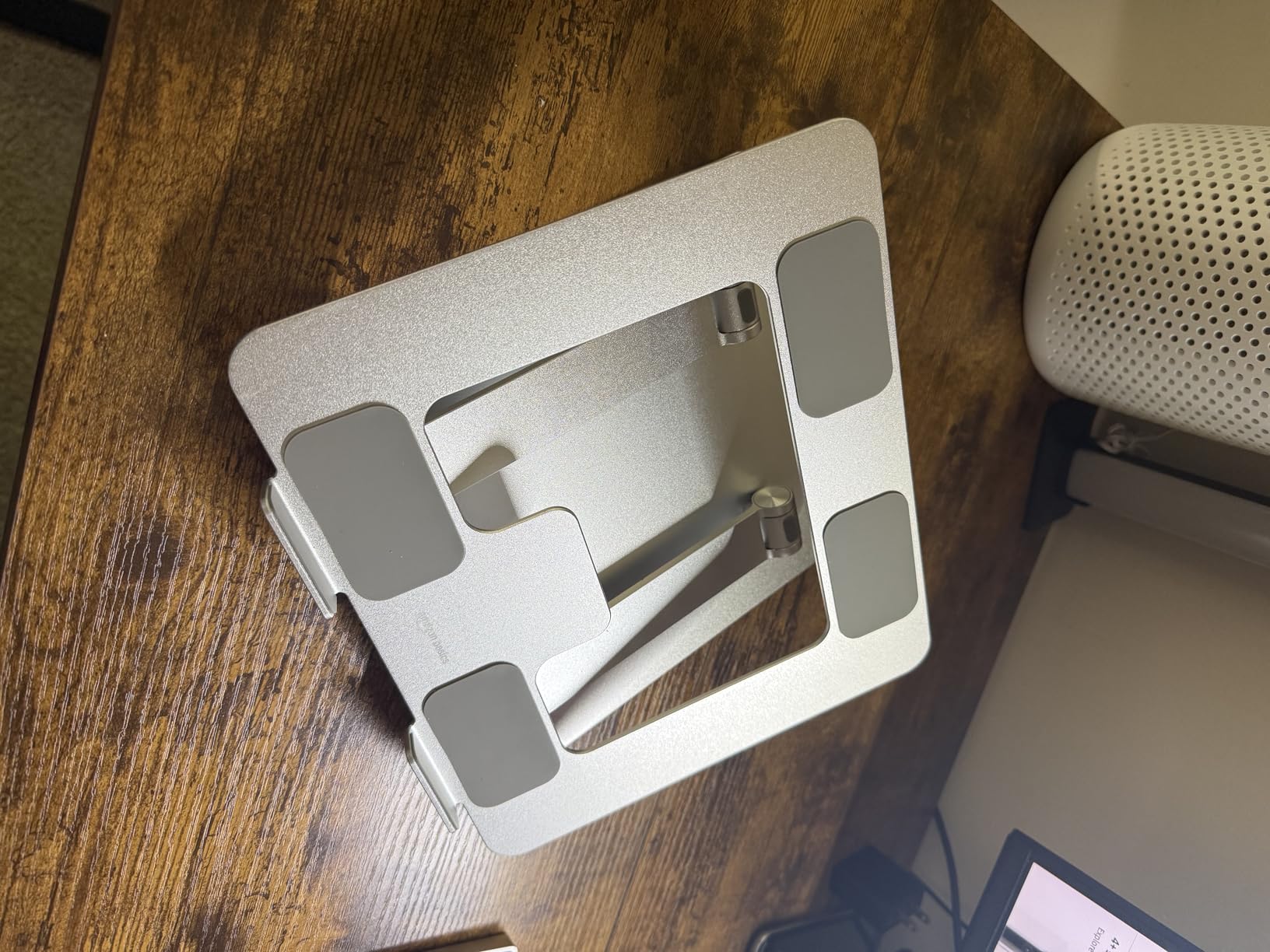 Amazon Basics Sturdy and Portable Ergonomic Laptop Stand for Desk, Adjustable Riser, Fits all Laptops and Notebooks up to 17.3 Inch, Silver, 10 x 8.7 x 6 in - Customer Photo 1