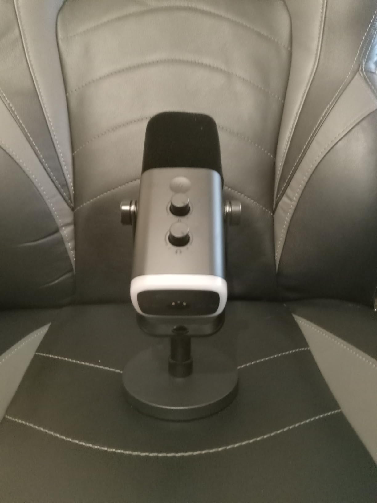 FIFINE USB/XLR Dynamic Microphone for Podcast Recording, PC Computer Gaming Streaming Mic with RGB Light, Mute Button, Headphones Jack, Desktop Stand, Vocal Mic for Singing YouTube-AmpliGame AM8 - Customer Photo 1