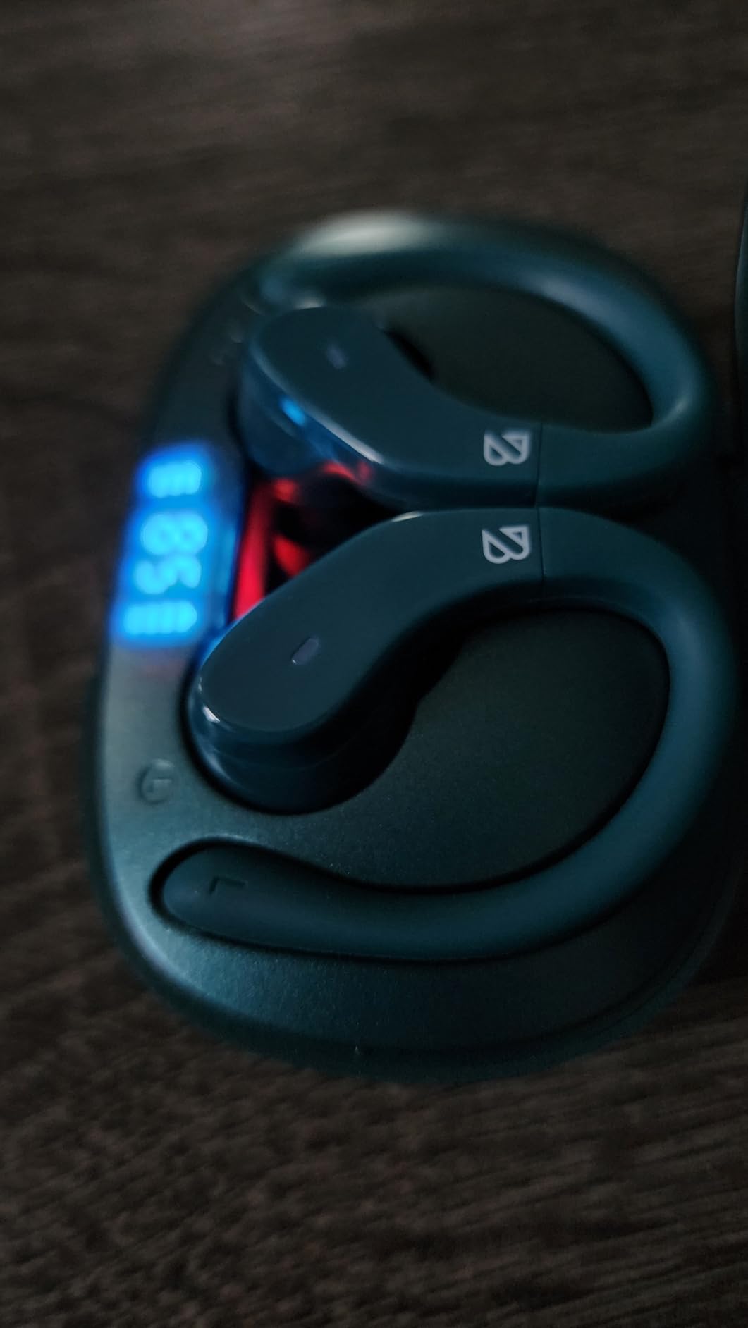 Back Bay Audio - Runner's Wireless Earbuds Bluetooth Headphones for Sports, Hook Over The Ear Buds, Deep Bass, Wrap Around Earphones with Earhooks for Running, Workout Wireless Headphones for The Gym Customer Review Back Bay Audio - Runner's Wireless Earbuds Bluetooth Headphones for Sports, Hook Over The Ear Buds, Deep Bass, Wrap Around Earphones with Earhooks for Running, Workout Wireless Headphones for The Gym - Customer Photo 1