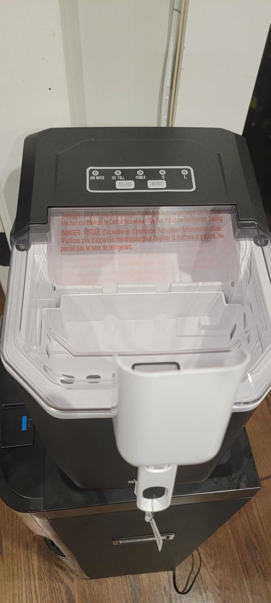 Silonn Ice Maker Countertop, Portable Ice Machine with Carry Handle, Self-Cleaning Ice Makers with Basket and Scoop, 9 Cubes in 6 Mins, 26 lbs per Day, Ideal for Home, Kitchen, Camping, RV - Customer Photo 2