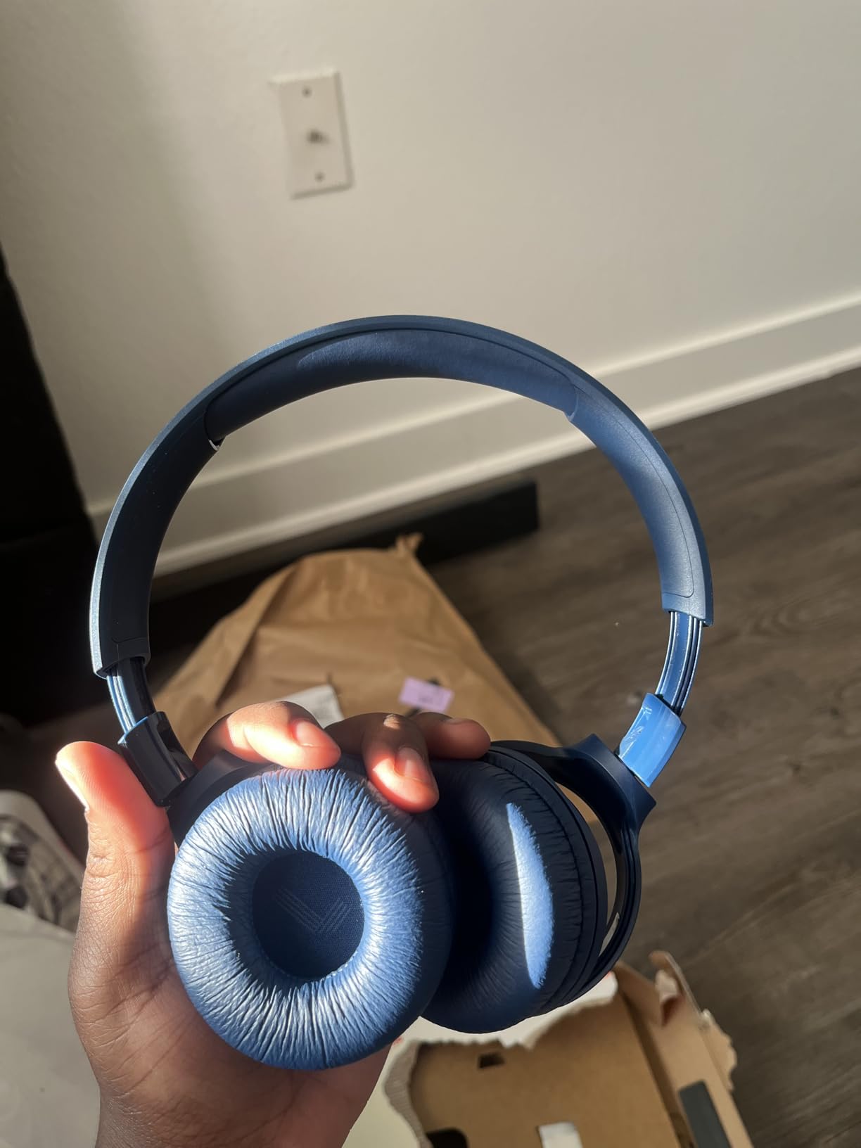 JBL Tune 520BT - Wireless On-Ear Headphones, Up to 57H Battery Life and Speed Charge, Lightweight, Comfortable and Foldable Design, Hands-Free Calls with Voice Aware (Black) - Customer Photo 4