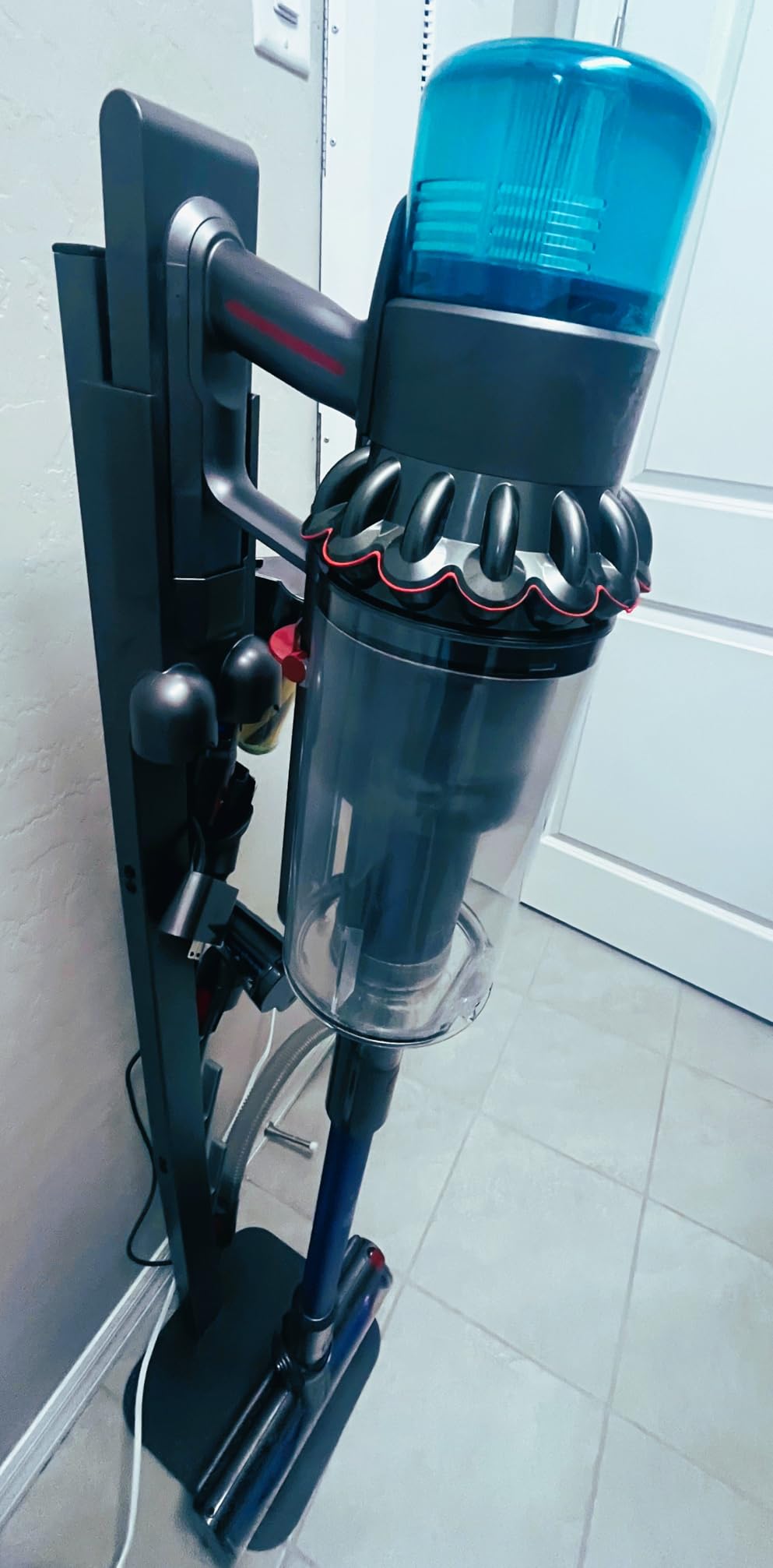 Dyson Gen5detect Cordless Vacuum, 280AW, 3 Power Modes, Up to 70 Minutes,² Illumination Reveals dust, HEPA Filtration, All Floor Types - Customer Photo 3