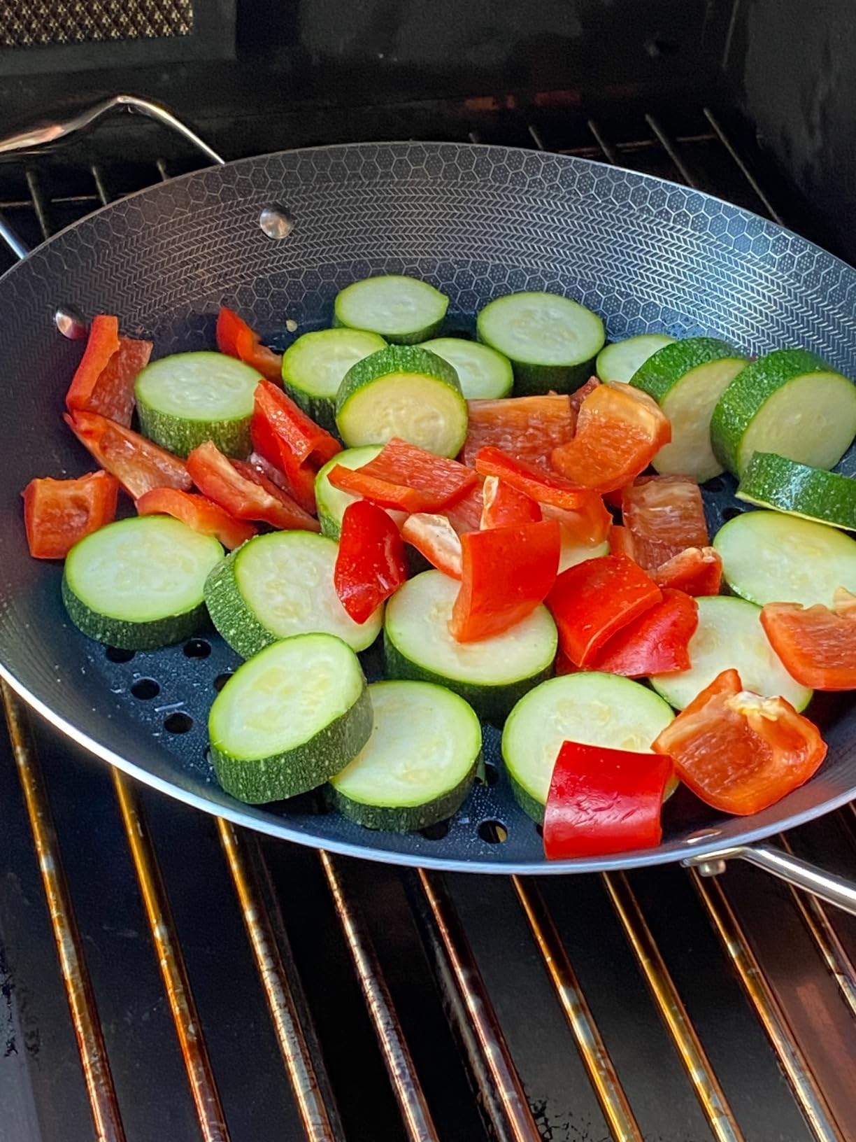HexClad Hybrid Nonstick BBQ Grill Pan, Dishwasher-Friendly, BBQ and Oven-Safe Up to 900°F - Customer Photo 2
