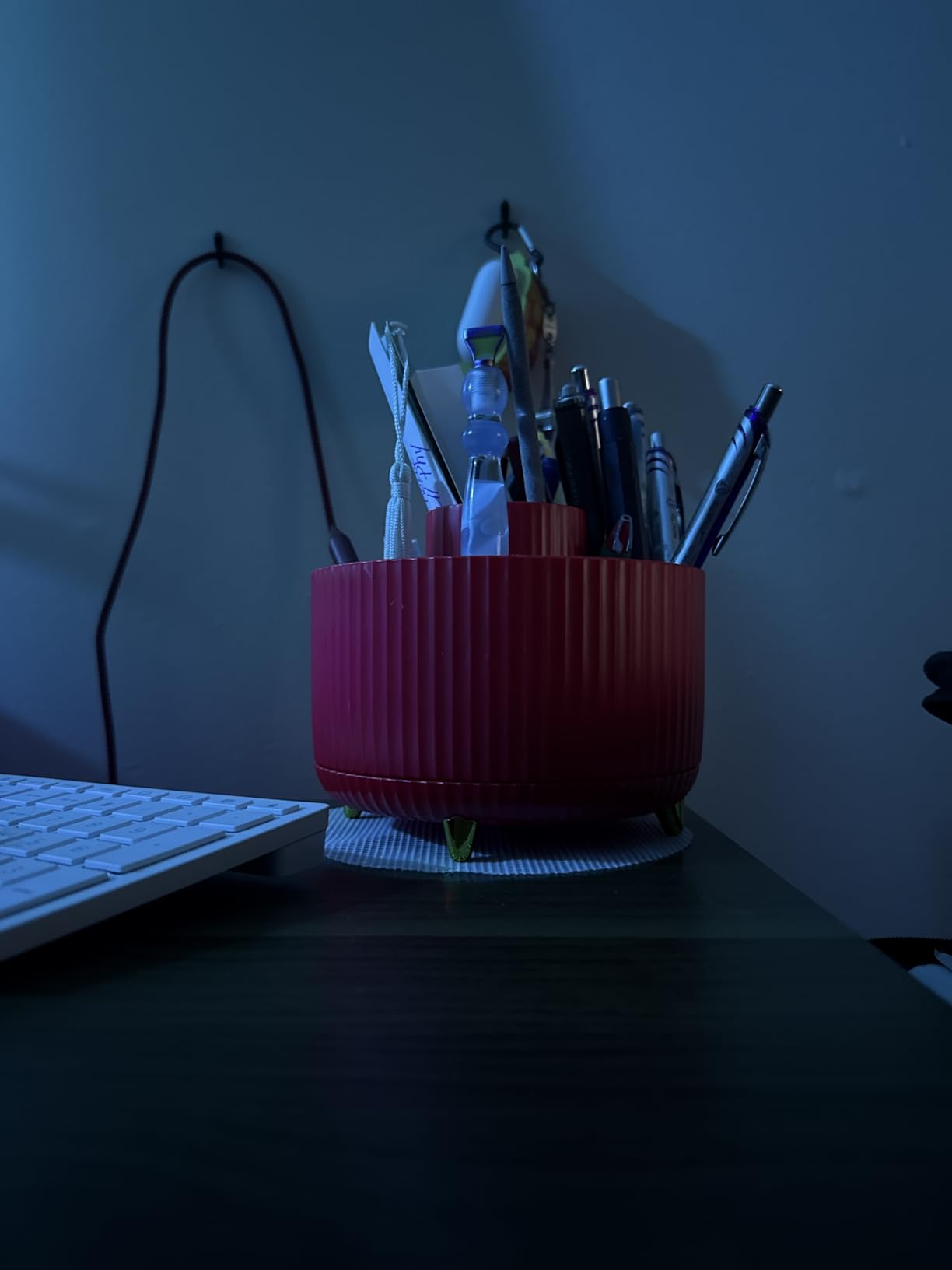 SKYDUE 360 Rotating Plastic Desk Pen Organizer with 5 Slots, Dual-Purpose Art Supply Pencil Cup for Office, School, Home - Customer Photo 1