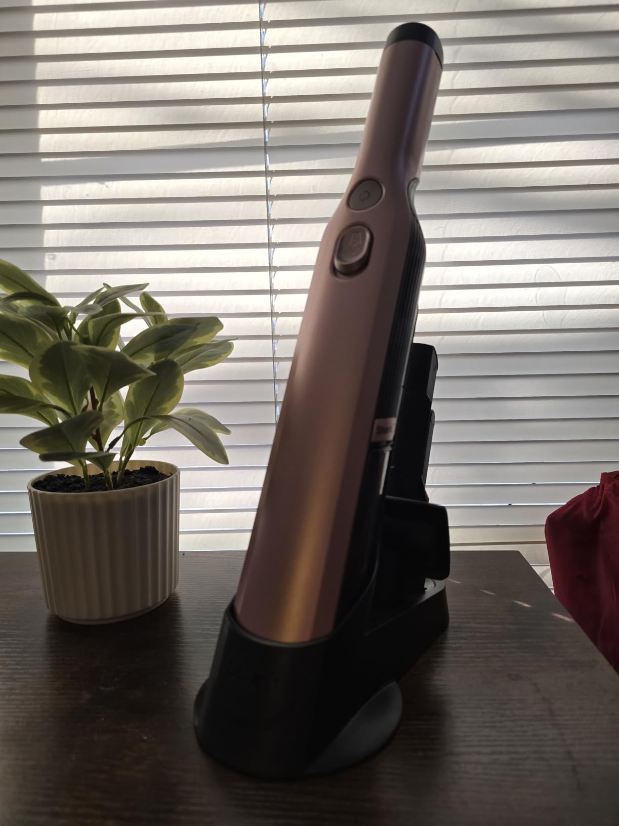 Shark WANDVAC Cordless Hand Vac, Lightweight, Versatile and Portable at 1.4 lbs., Powerful Suction for Pet Hair, Charging Dock, One-Touch Empty for Car & Home, Duster Crevice Tool, Black, WV201BK Customer Review Shark WANDVAC Cordless Hand Vac, Lightweight, Versatile and Portable at 1.4 lbs., Powerful Suction for Pet Hair, Charging Dock, One-Touch Empty for Car & Home, Duster Crevice Tool, Black, WV201BK - Customer Photo 3