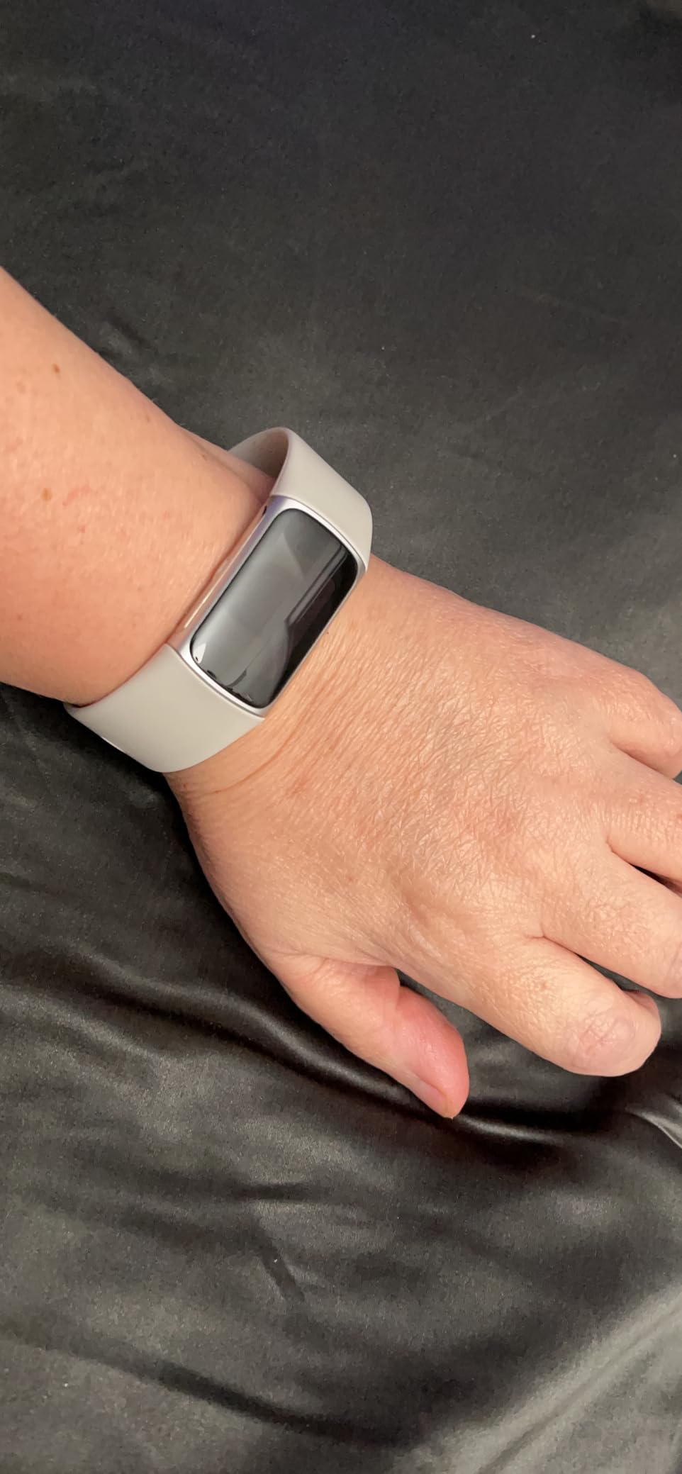 Fitbit Charge 6 Fitness Tracker with Google apps, Heart Rate on Exercise Equipment, 6-Months Premium Membership Included, GPS, Health Tools and More, Obsidian/Black, One Size (S & L Bands Included) - Customer Photo 1