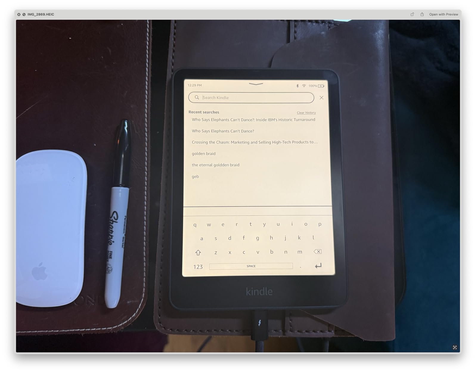 Amazon Kindle Paperwhite Signature Edition 32GB (newest model) – Our fastest Kindle with auto-adjusting front light, wireless charging, and weeks of battery life – Metallic Raspberry - Customer Photo 2