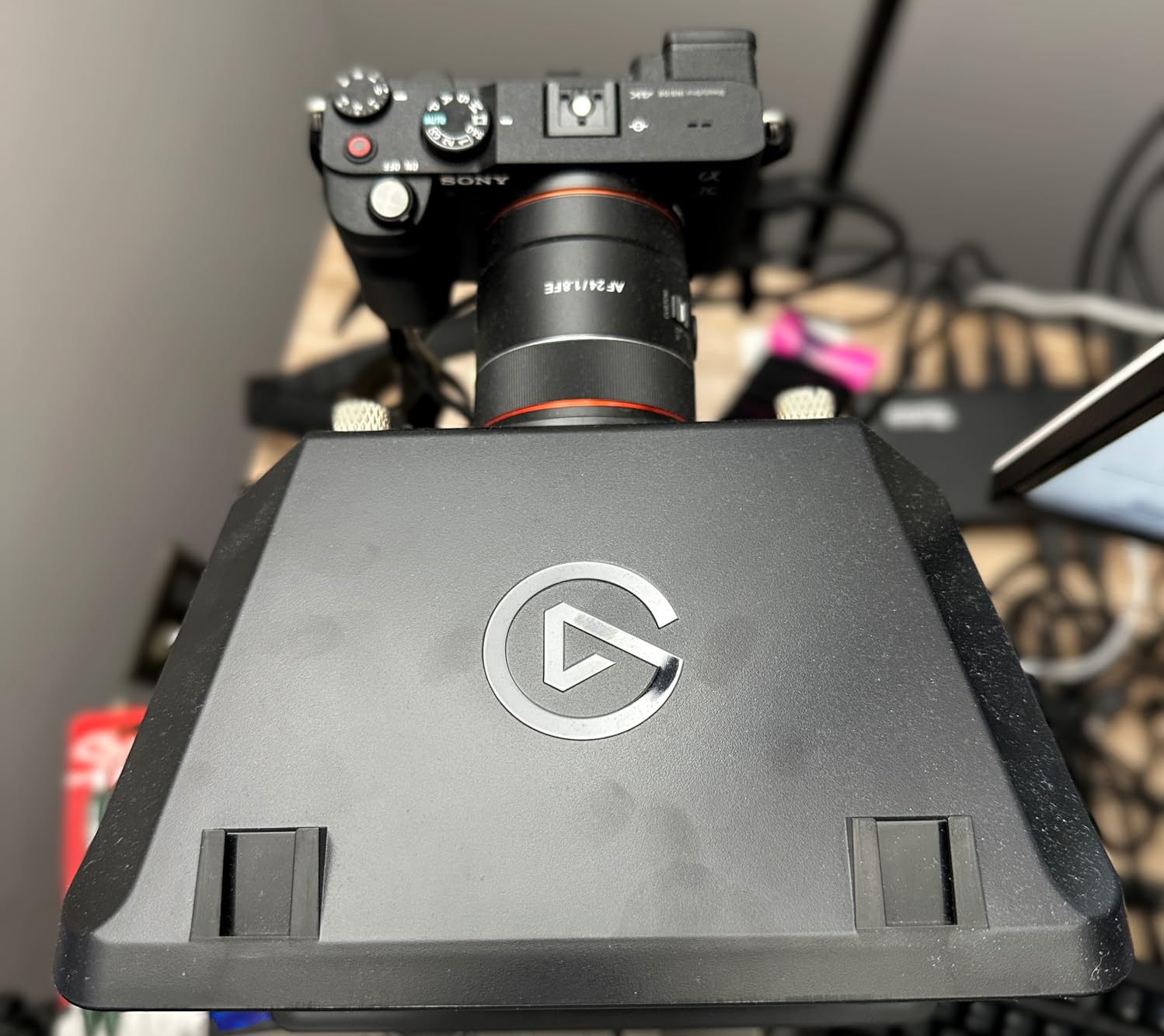 Elgato Prompter – Teleprompter with Built-in Screen for YouTube, Twitch, Zoom, MS Teams and more, Supports DSLR/Webcam/Smartphone, Drag & Drop Monitor Display, Works with Mac/PC & Stream Deck - Customer Photo 1