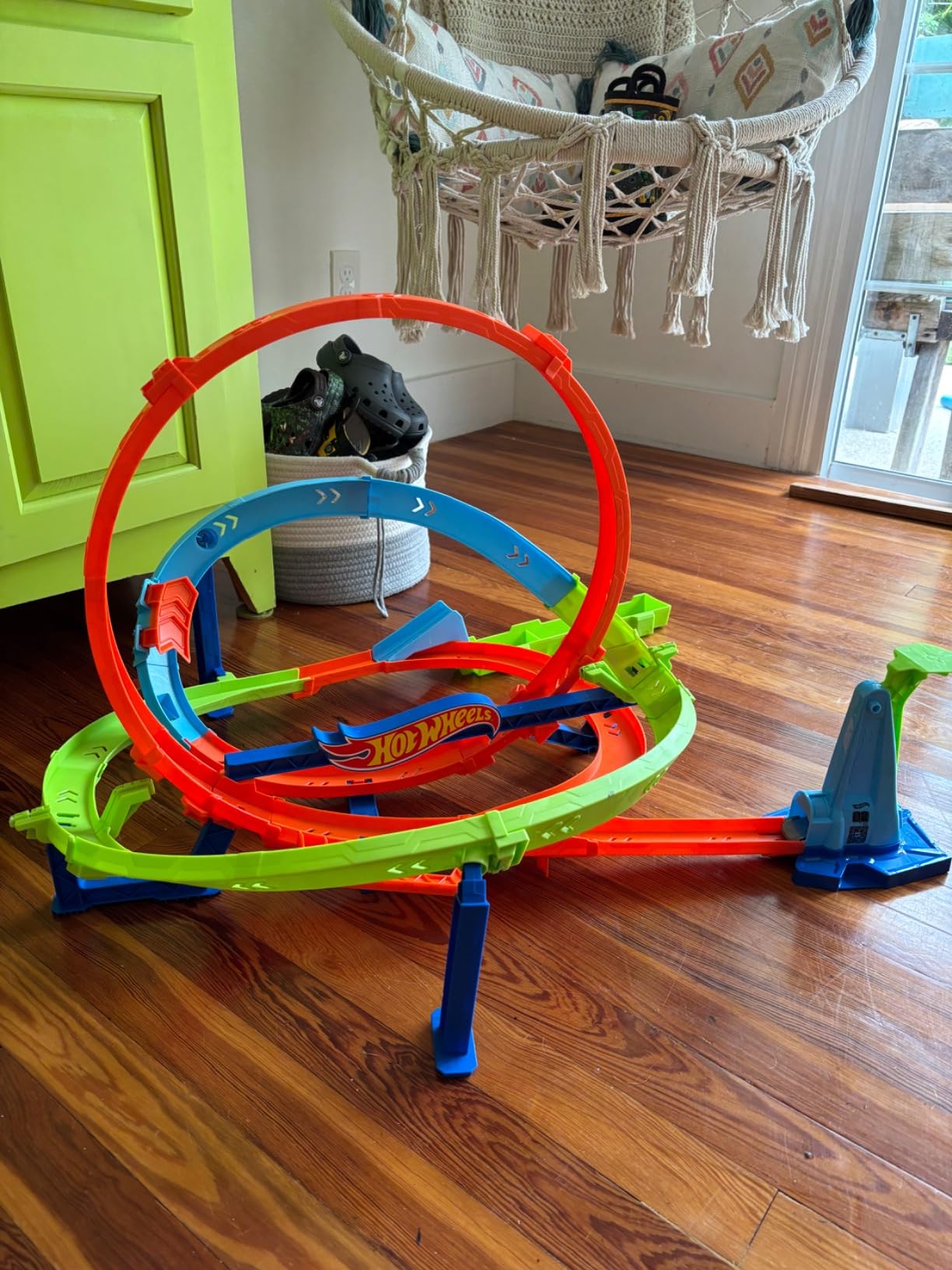 Hot Wheels Toy Car Track Set, Action Loop Cyclone Challenge, 18-in Tall, 2 Ways to Play & Easy Storage, with 1:64 Scale Vehicle - Customer Photo 1