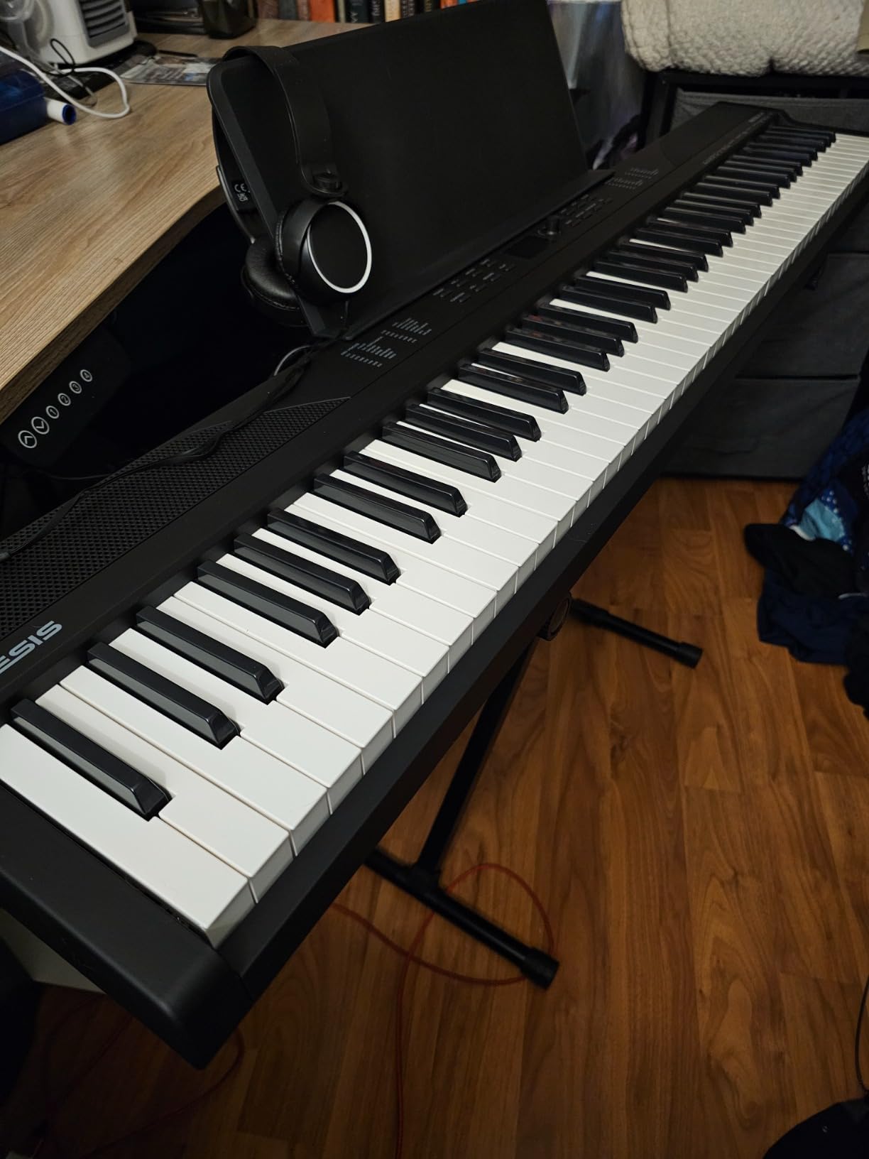 Alesis 88 Key Keyboard Piano with 480 Sounds, Speakers, USB MIDI, Carry-Bag, Stand, Headphones, Pedal and Piano Lessons for Beginners - Customer Photo 5