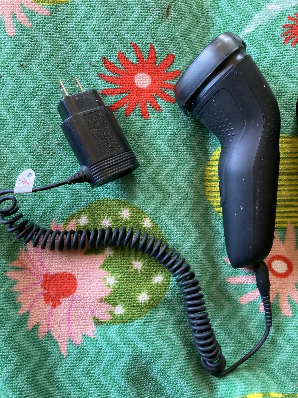 Philips Norelco Shaver 1100 Series, Dry Electric Shaver, 27 Self-Sharpening ComfortCut Blades, 4D Floating Heads, P-Cap, Deep Black, Model S1016/90 - Customer Photo 2