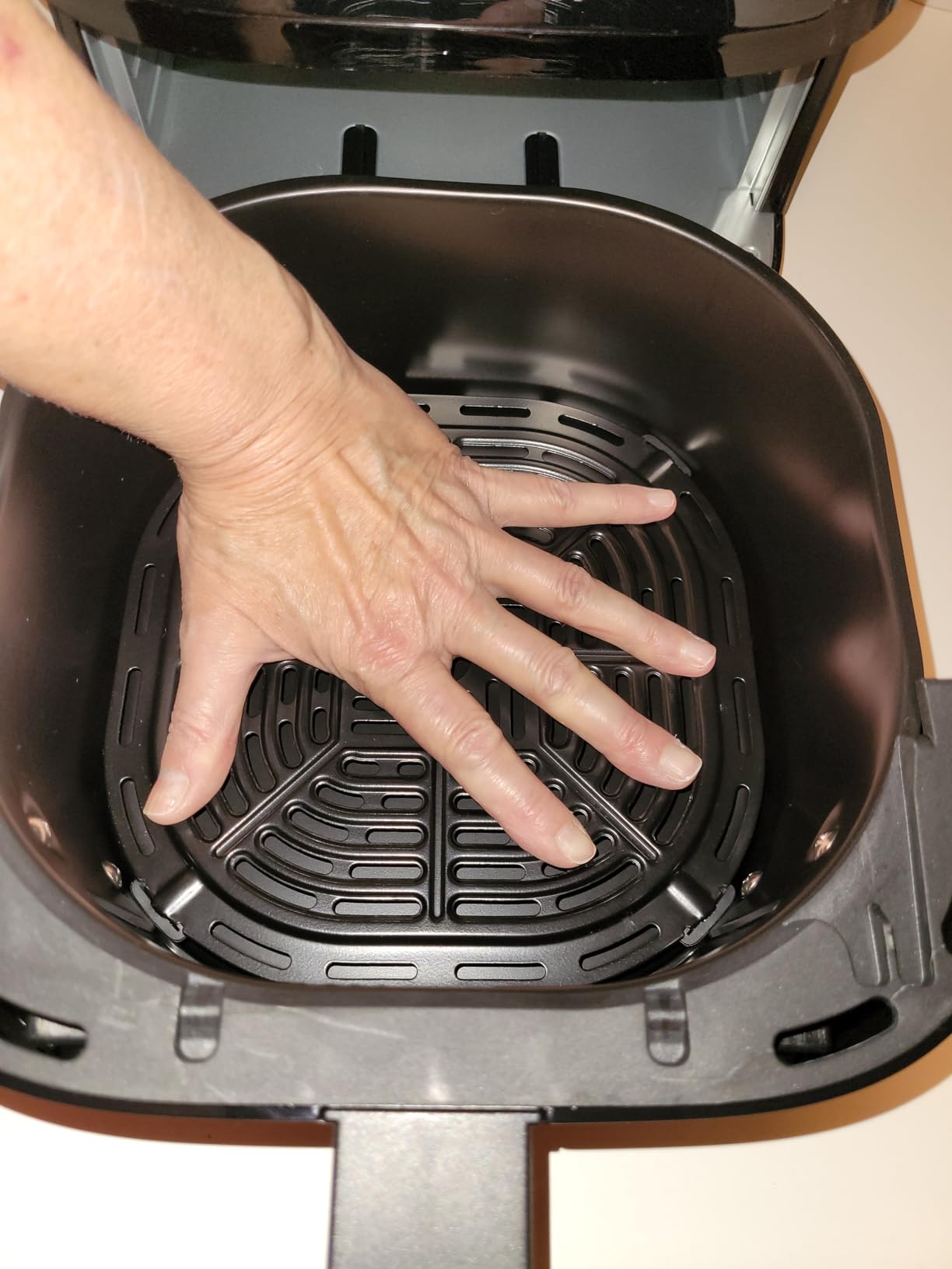 Chefman Air Fryer – 4 QT Compact Airfryer for Quick & Easy Meals in Minutes, Features Hi-Fry Technology for Extra Crisp, Touchscreen Controls with 4 Presets, Nonstick & Dishwasher Safe Basket - Black - Customer Photo 4