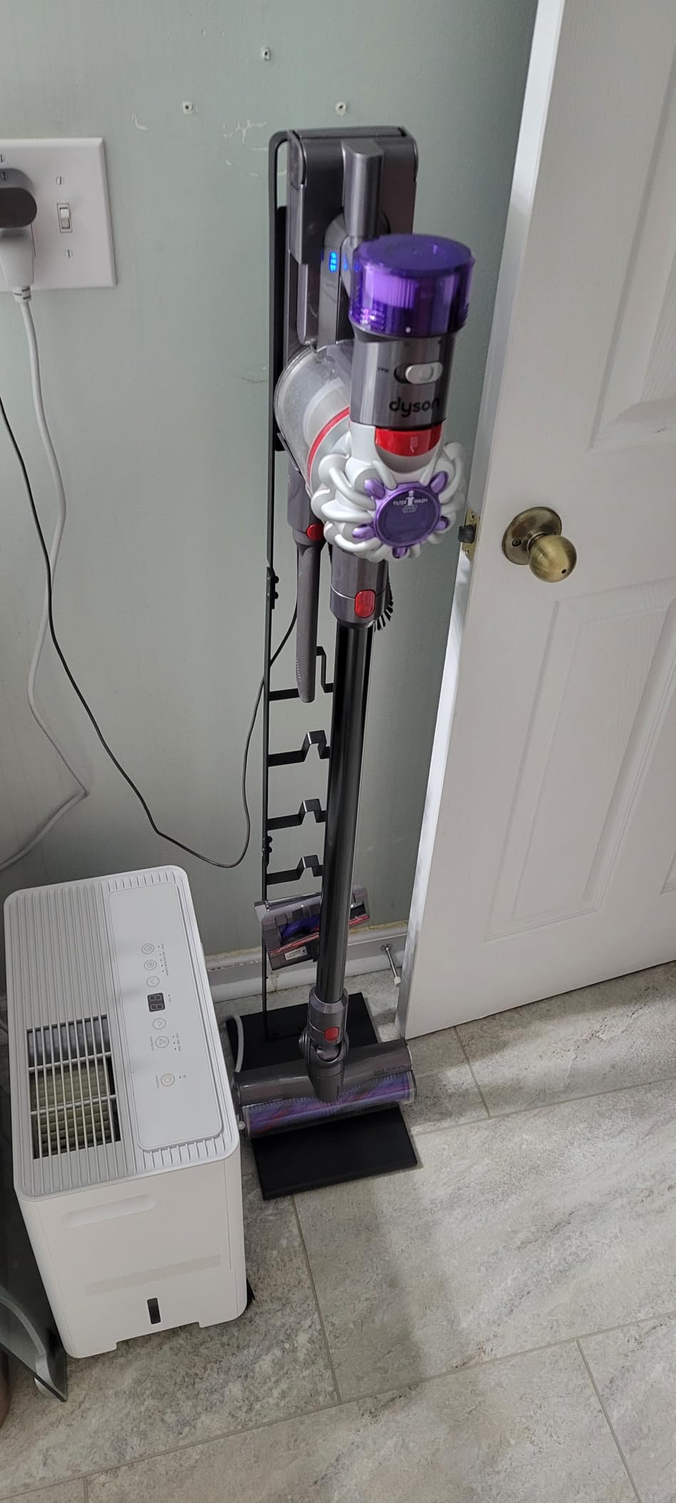 Dyson V8 Plus Cordless Vacuum, Cleans Hard Floors and Carpets, Detangles, Converts to Handheld, 115AW, 2 Power Modes, Up to 40 Minutes - Customer Photo 4
