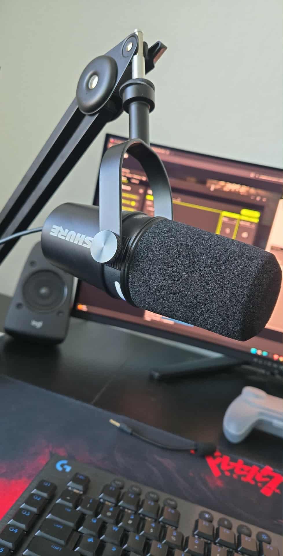 Shure MV7+ Podcast Dynamic Microphone with Stand – OBS Certified, Enhanced Audio, LED Panel, USB-C & XLR Outputs, Auto Level Mode, Digital Pop Filter – for Podcasting, Streaming, and Recording, Black - Customer Photo 2