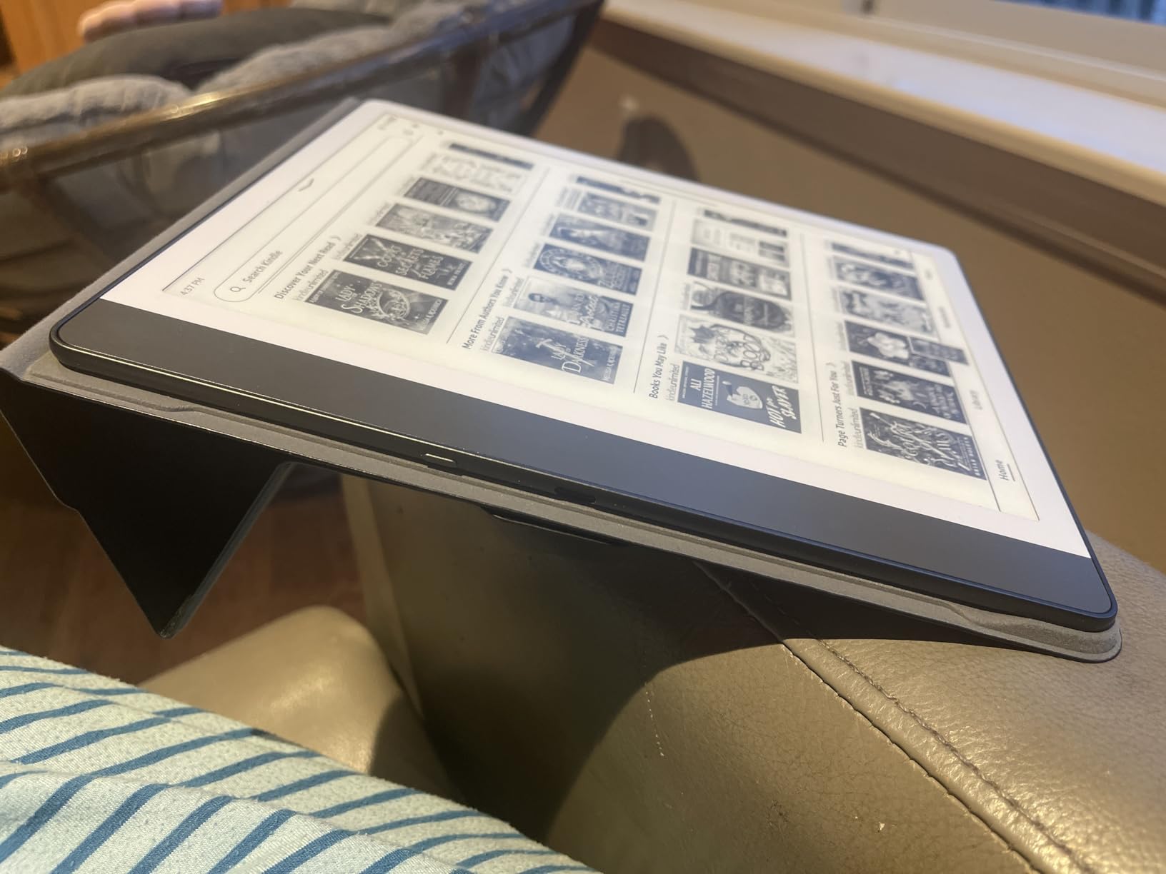 Amazon Kindle Scribe (32GB) - Your notes, documents and books, all in one place. With built-in AI notebook summarization. Includes Premium Pen - Tungsten - Customer Photo 2