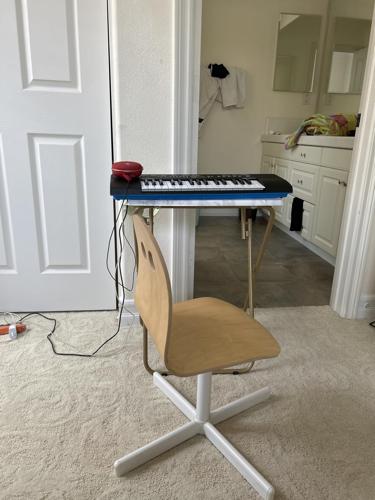 Alesis Melody 61 MK4 Keyboard Piano for Beginners with 61 Keys Speakers, Tablet/Sheet Music Stand, 300 Sounds and Music Lessons - Customer Photo 1