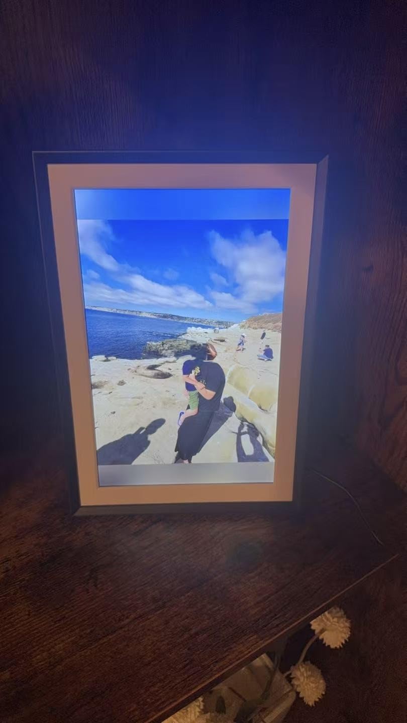 Digital Picture Frame Powered by Nixplay 10.1