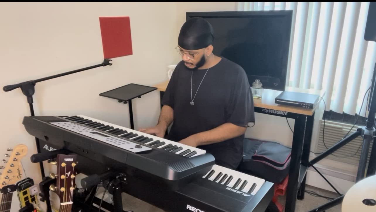 Yamaha 61-Key Portable Keyboard for Beginners with Built-In Songs, Quiz Mode, Music Rest, with Power Adapter YPT280 - Customer Photo 3