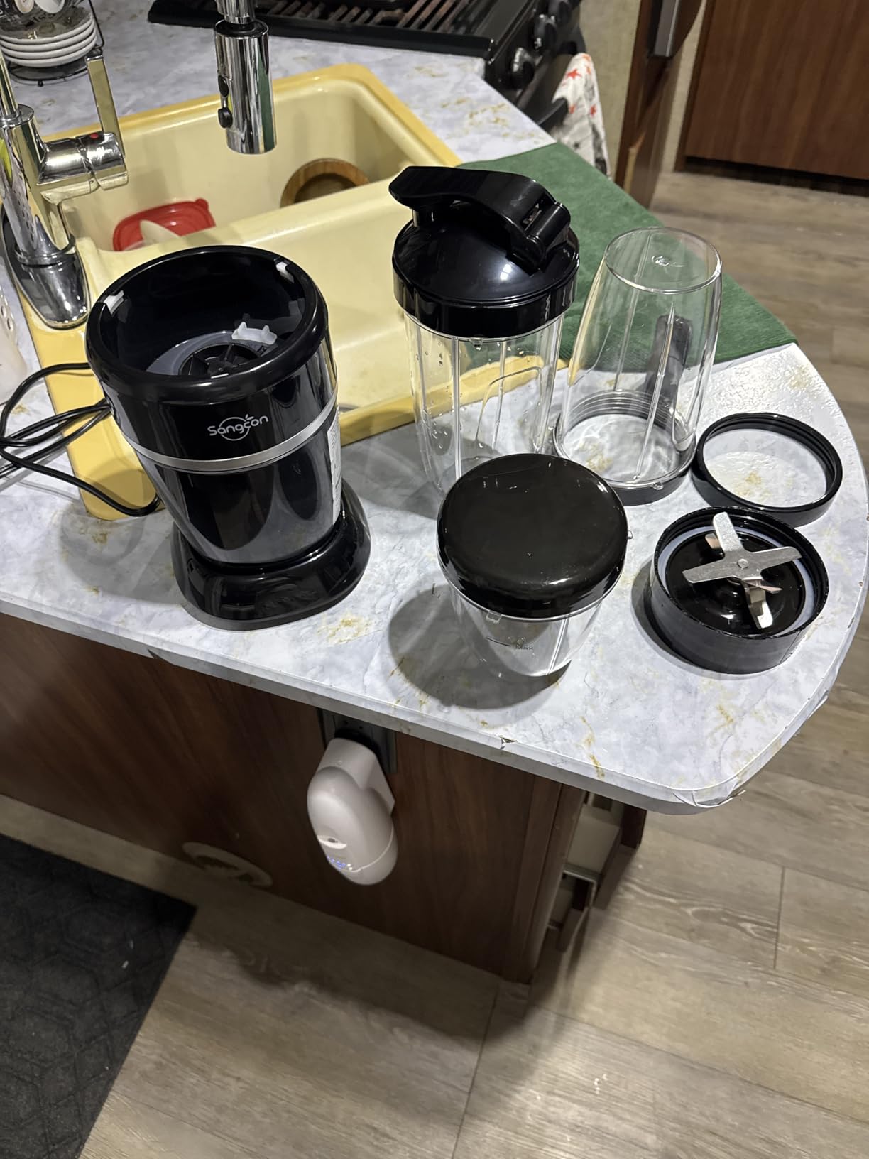 Sangcon 1000W Smoothie Blender for Kitchen, Blenders for Smoothies with (3) Cups (2) Spout Covers (1) Storage Cap (1) To-Go Cap, Portable Blender for Shakes, Ice Crushing, Frozen Drinks, Spices Customer Review Sangcon 1000W Smoothie Blender for Kitchen, Blenders for Smoothies with (3) Cups (2) Spout Covers (1) Storage Cap (1) To-Go Cap, Portable Blender for Shakes, Ice Crushing, Frozen Drinks, Spices - Customer Photo 1