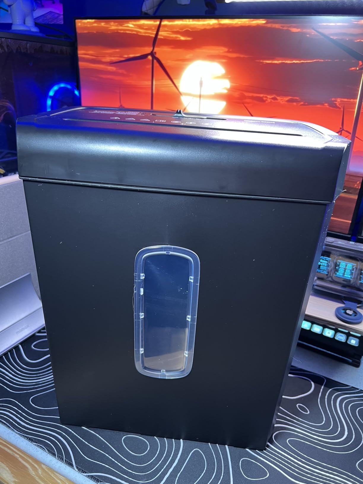 Amazon Basics 6-Sheet Cross-Cut Paper Shredder and Credit Card Shredder, 3.7 Gallon, Black - Customer Photo 1