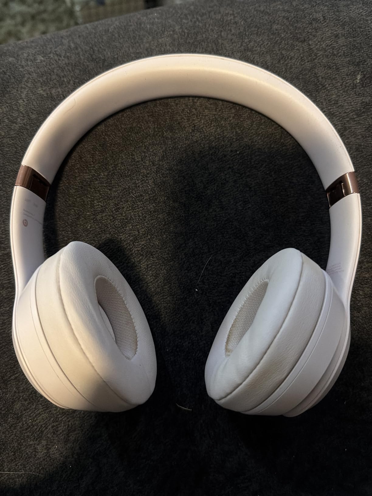 Beats Solo 4 - Wireless On-Ear Bluetooth Headphones, Up to 50-Hour Battery Life, Ultra-Lightweight Comfort, Powerful and Balanced Sound, Apple & Android Compatible - Black & Gold - Customer Photo 1