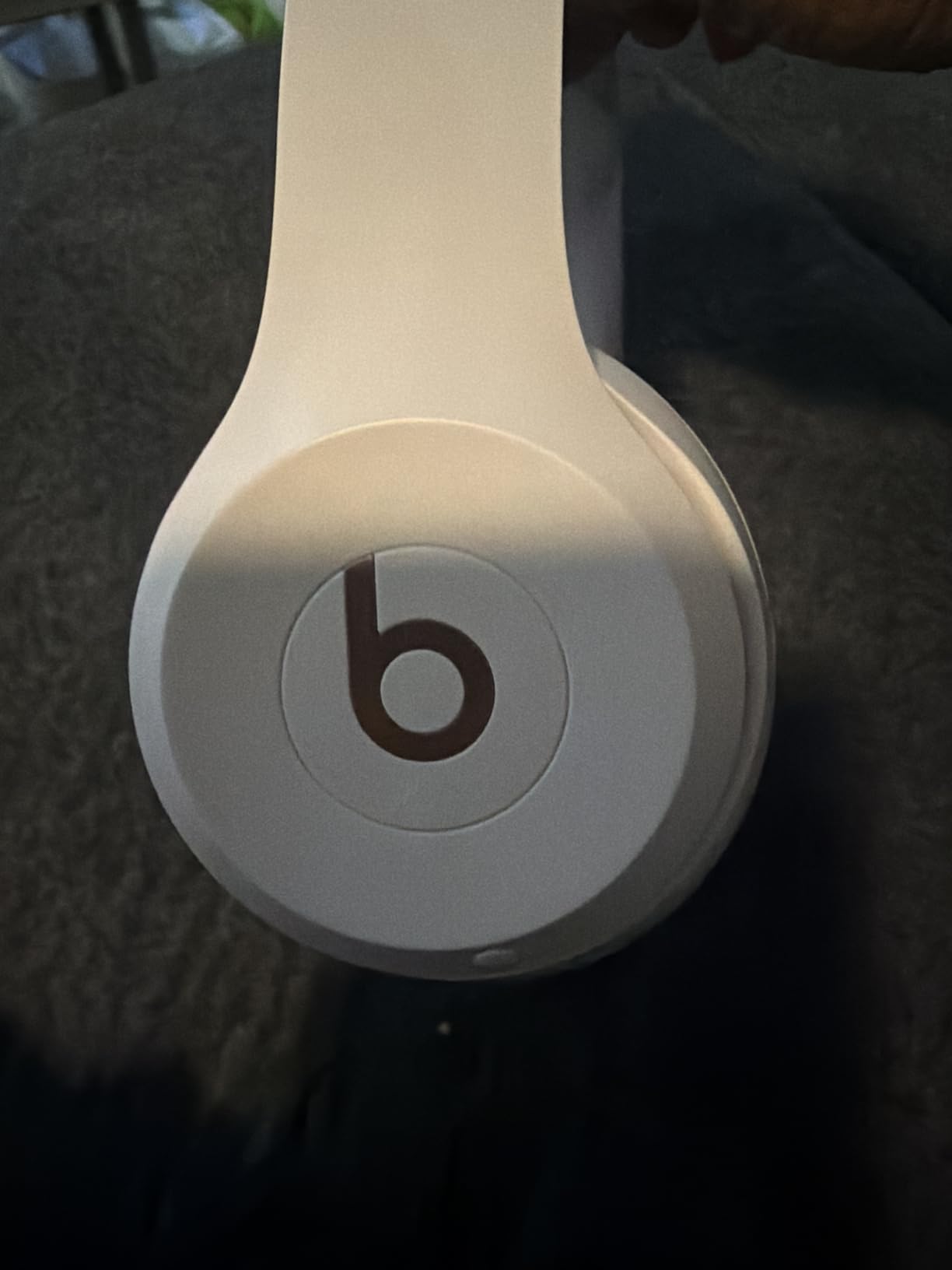 Beats Solo 4 - Wireless On-Ear Bluetooth Headphones, Up to 50-Hour Battery Life, Ultra-Lightweight Comfort, Powerful and Balanced Sound, Apple & Android Compatible - Black & Gold - Customer Photo 2