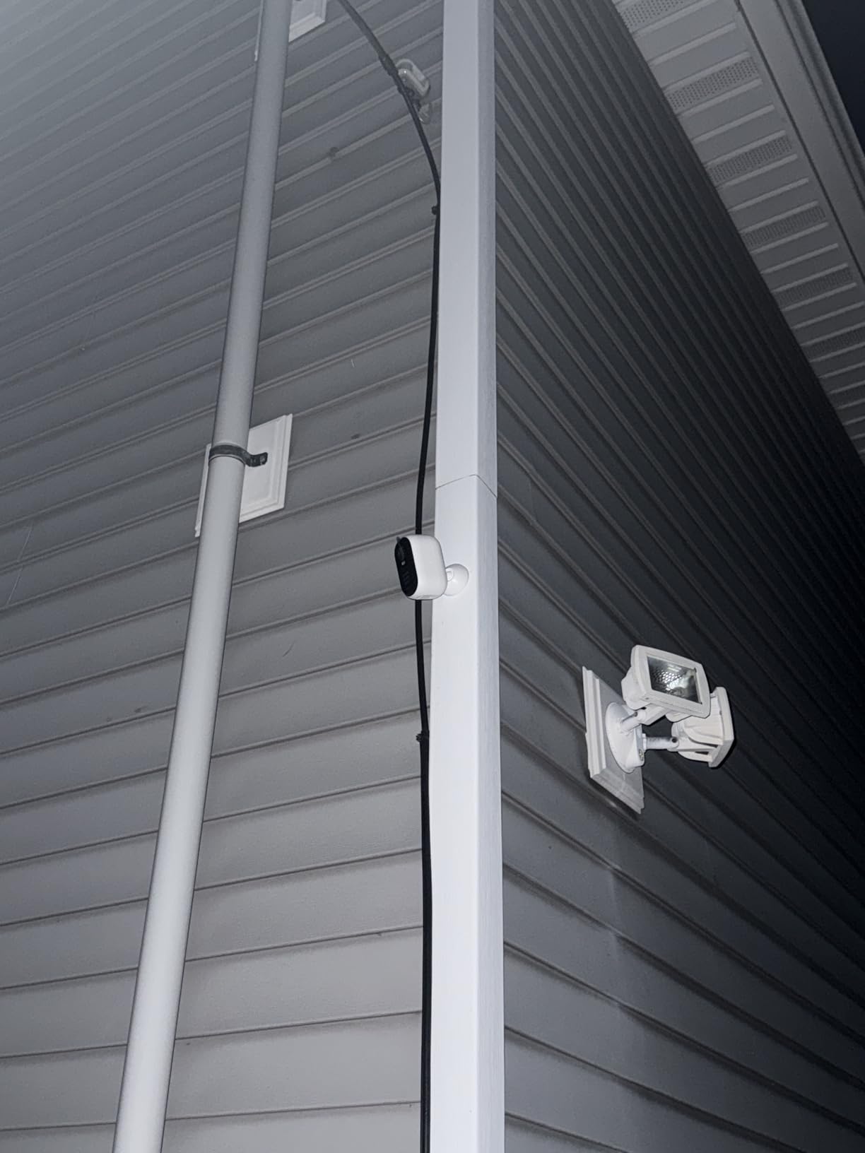 Arlo Essential Security Camera 1080p HD | Outdoor - Indoor | 2nd Gen | Wireless with Spotlight, 2-Way Audio, Color Night Vision, Live Stream, Real Time Notifications, Wide Angle - White, 3 Cameras Customer Review Arlo Essential Security Camera 1080p HD | Outdoor - Indoor | 2nd Gen | Wireless with Spotlight, 2-Way Audio, Color Night Vision, Live Stream, Real Time Notifications, Wide Angle - White, 3 Cameras - Customer Photo 1