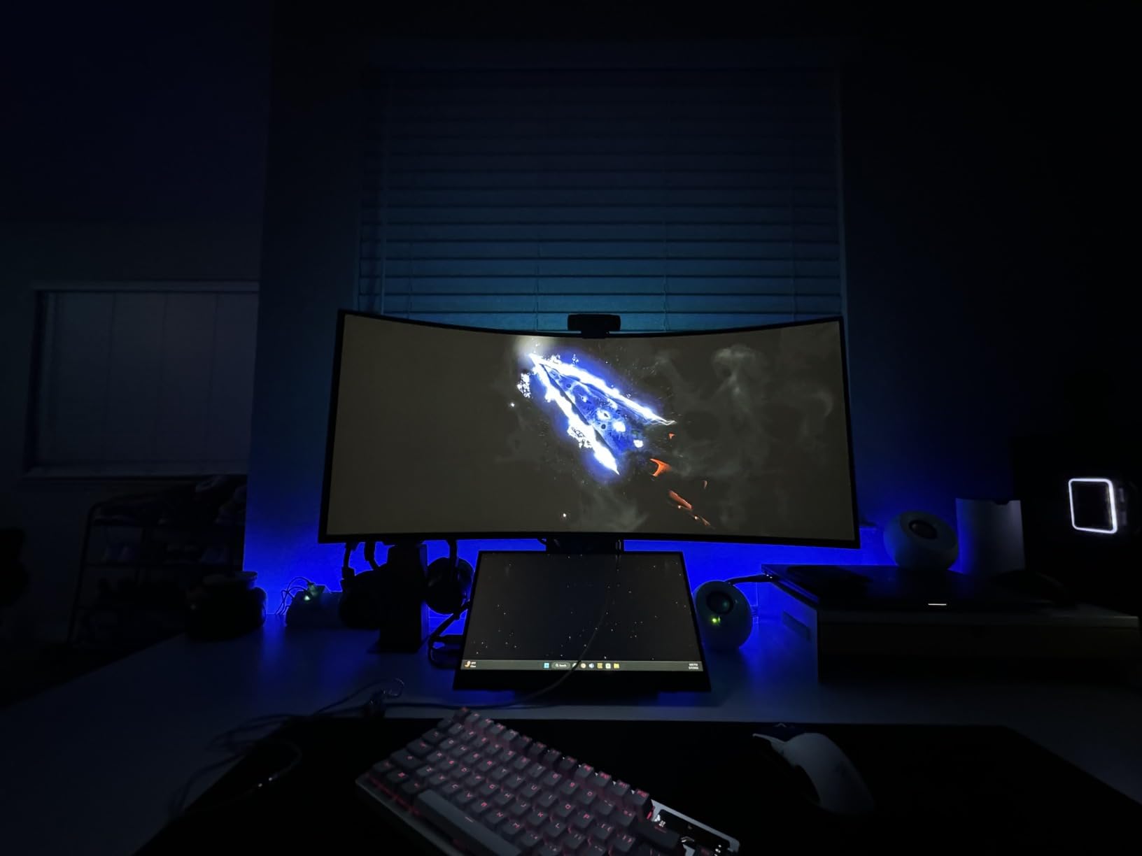 LG 27GS93QE 27-inch Ultragear OLED Gaming Monitor QHD 1440p 240Hz 0.03ms DisplayHDR True Black 400 AMD FreeSync Premium Pro NVIDIA G-Sync HDMI 2.1 DisplayPort Tilt/Height/Pivot Stand Black Customer Review LG 27GS93QE 27-inch Ultragear OLED Gaming Monitor QHD 1440p 240Hz 0.03ms DisplayHDR True Black 400 AMD FreeSync Premium Pro NVIDIA G-Sync HDMI 2.1 DisplayPort Tilt/Height/Pivot Stand Black - Customer Photo 2