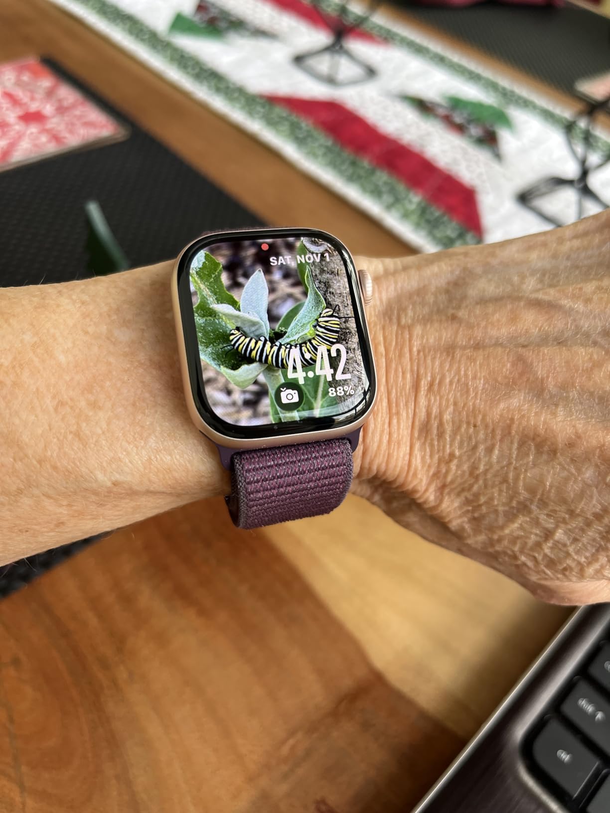 Apple Watch Series 10 [GPS 42mm case] Smartwatch with Jet Black Aluminum Case with Black Sport Band - S/M - Customer Photo 2