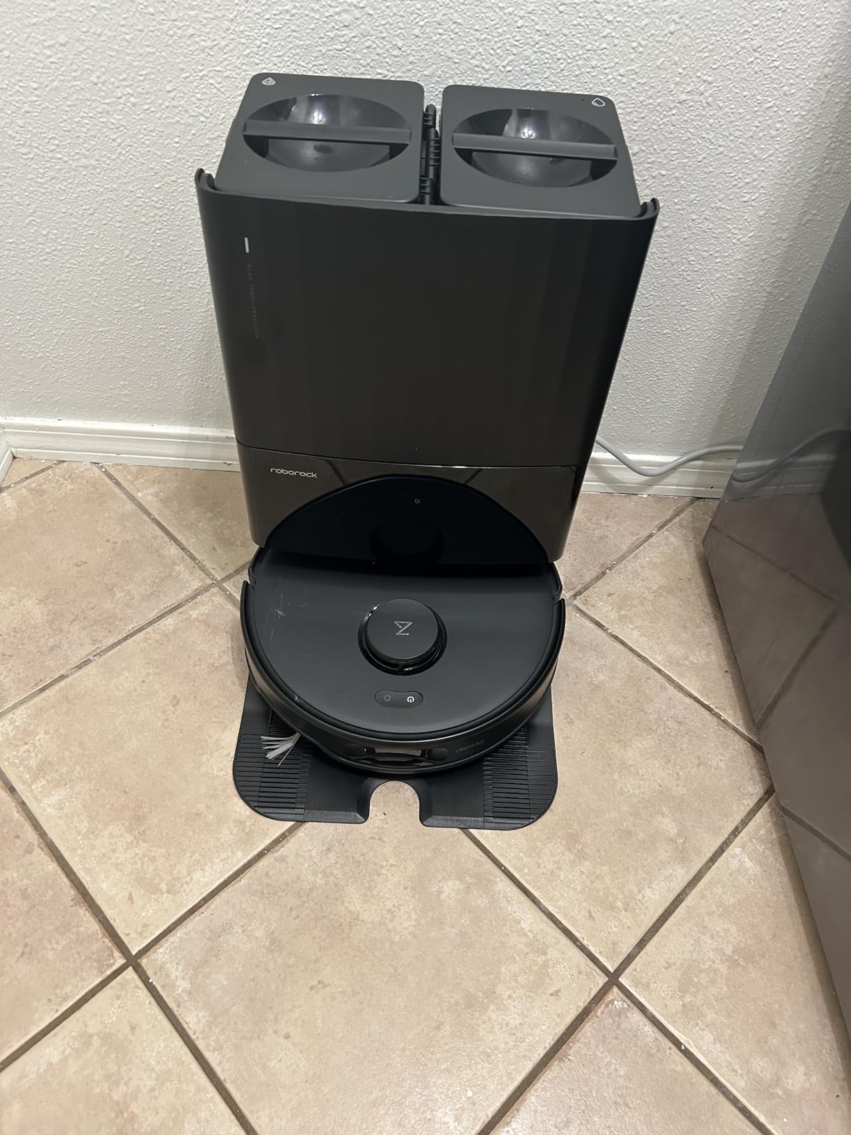 roborock Qrevo Edge Robot Vacuum and Mop, 18,500Pa Suction, Zero-Tangling, AdaptiLift Chassis, Al Obstacle Recognition, Hot Water Mop Washing & Dock Self Cleaning, Corner to Edge Deep Cleaning - Customer Photo 3