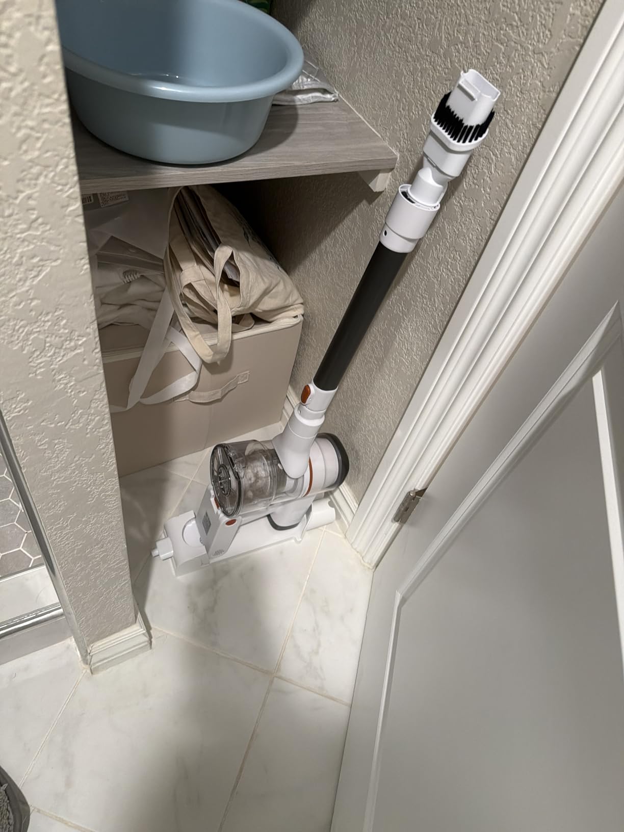 Tikom V500 Cordless Vacuum Cleaner for Home, 40000Pa/450W Stick Vacuum with LED Touch Screen, Charging Wall Dock, Anti-Tangle, Lightweight Handheld Vacuum for Pet Hair, Hard Floor, Carpet - Customer Photo 2