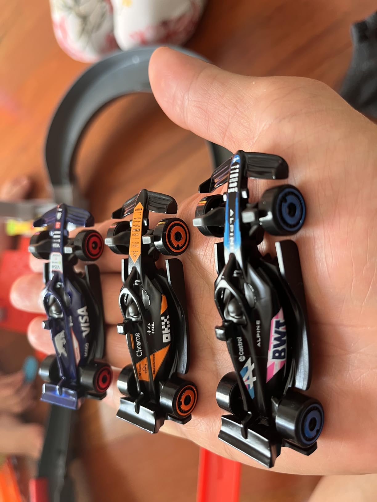 Hot Wheels Toy Car Track Set, 3 Formula 1 Die-Cast Vehicles in 1:64 Scale: McLaren F1 Team, Alpine & VCARB, Sprint Race Circuit (Teams May Vary) - Customer Photo 2