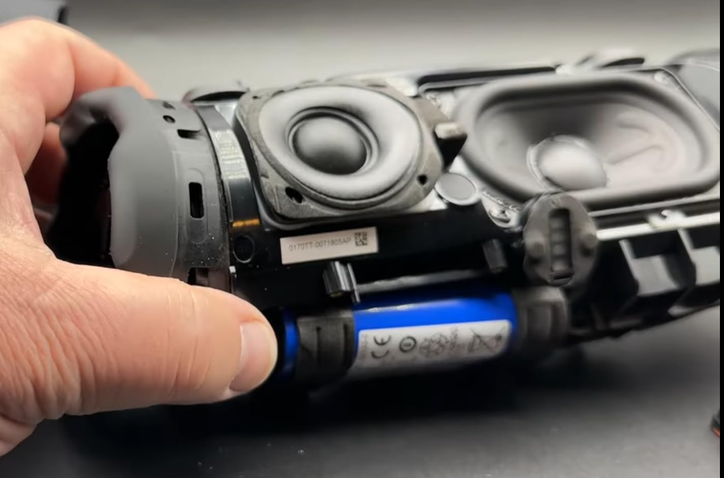 JBL Charge 6 - Portable Waterproof & Drop-Proof Bluetooth Speaker, Bold Pro Sound with AI Sound Boost, 28Hrs of Playtime, Built-in powerbank & Comes with a Sturdy/Removable Carrying Strap (Blue) - Customer Photo 3