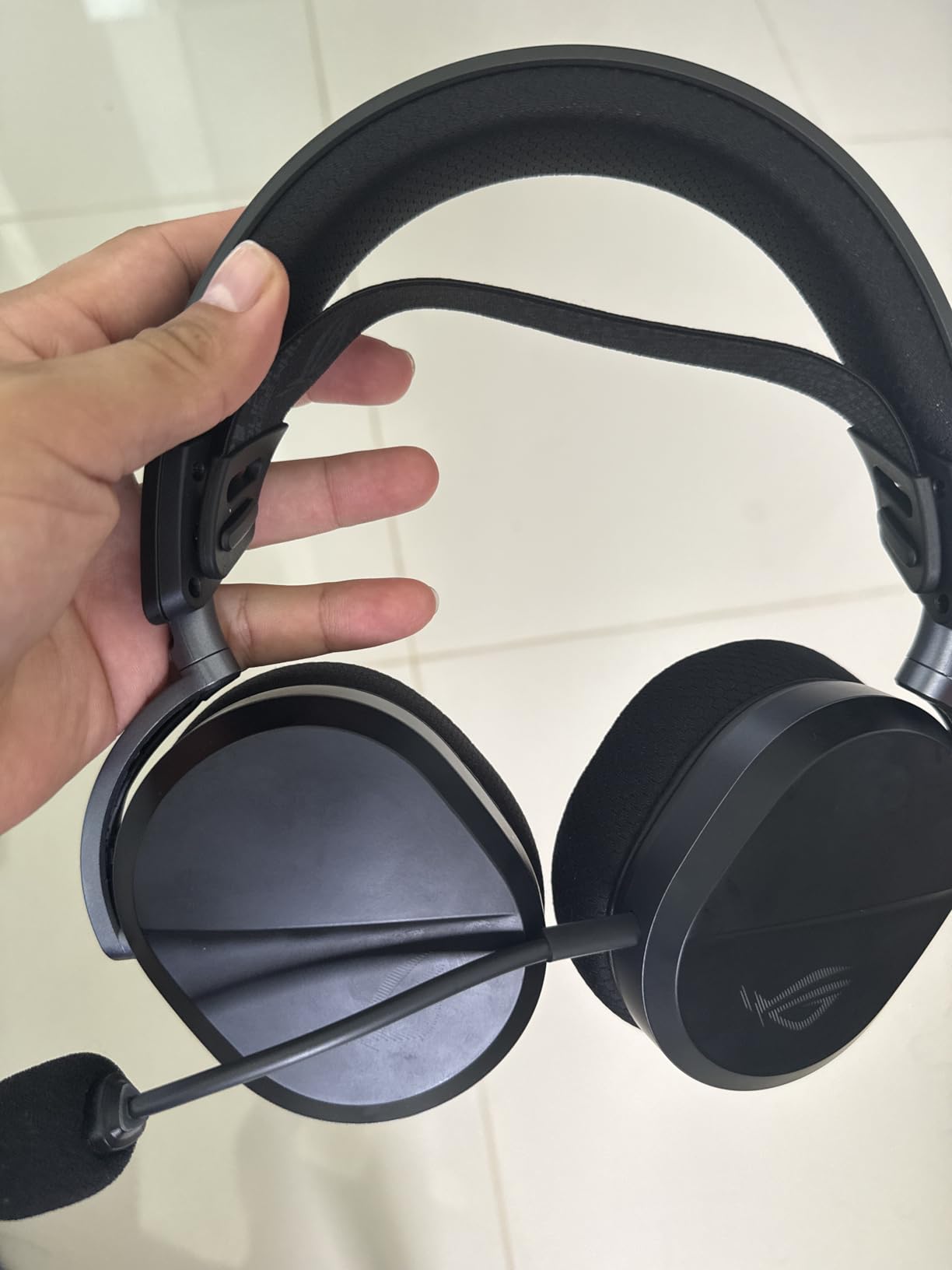 ROG Pelta Wireless Gaming Headset with Detachable Mic – Tri-Mode (BT, 2.4GHz, USB-C) 50mm Titanium-Plated Drivers, 70Hr Battery, Ergonomic, Lightweight, for PC, PS5, PS4, Switch, Mobile - Black - Customer Photo 1