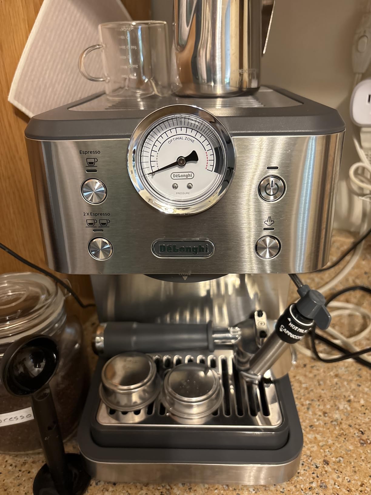 De'Longhi Classic Espresso Machine with Milk Frother, 15-Bar Pump & Temperature Control - Barista Coffee Maker Kit for Espresso, Latte, Cappuccino & Iced - Customer Photo 2