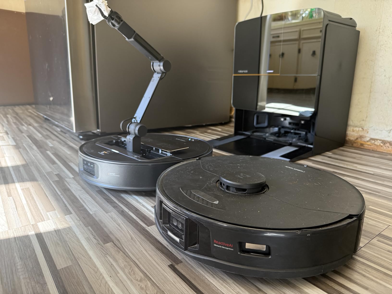 roborock Saros Z70 Robot Vacuum and Mop, OmniGrip Arm, AI-Powered, 22,000Pa Suction, 3.14'' Ultra Slim, FlexiArm Riser Technology, AdaptiLift Chassis, Obstacle Avoidance, Auto Mop Washing & Drying - Customer Photo 4