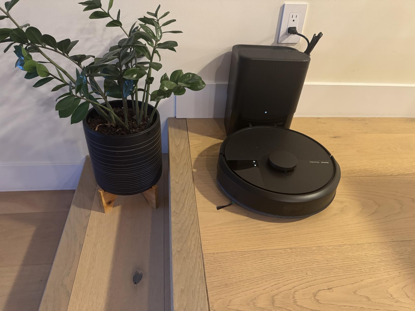 iRobot Roomba 105 Vac Robot Vacuum with AutoEmpty Dock - Self-Empties for 75 Days, Easy to use, Intense Power-Lifting Suction, LiDAR Navigation, Multi-Surface Cleaning, Cleans in Neat Rows - Customer Photo 1