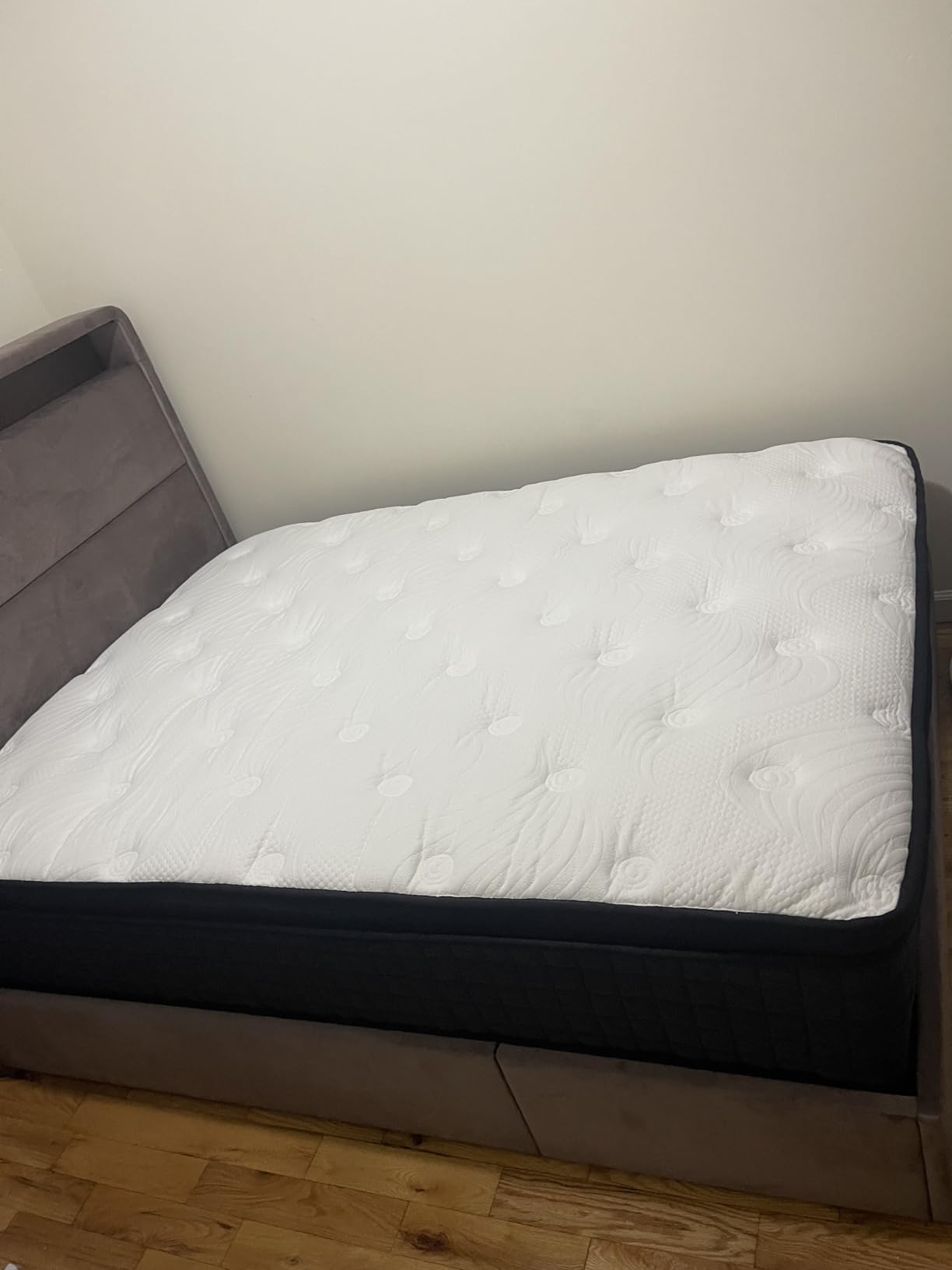 Queen Mattress, 14 Inch Hybrid Mattresses Black with Gel Memory Foam and Individually Pocket Innerspring Euro Top Medium Firm for Motion Isolation, Edge Support, 100 Night Trial - Customer Photo 1