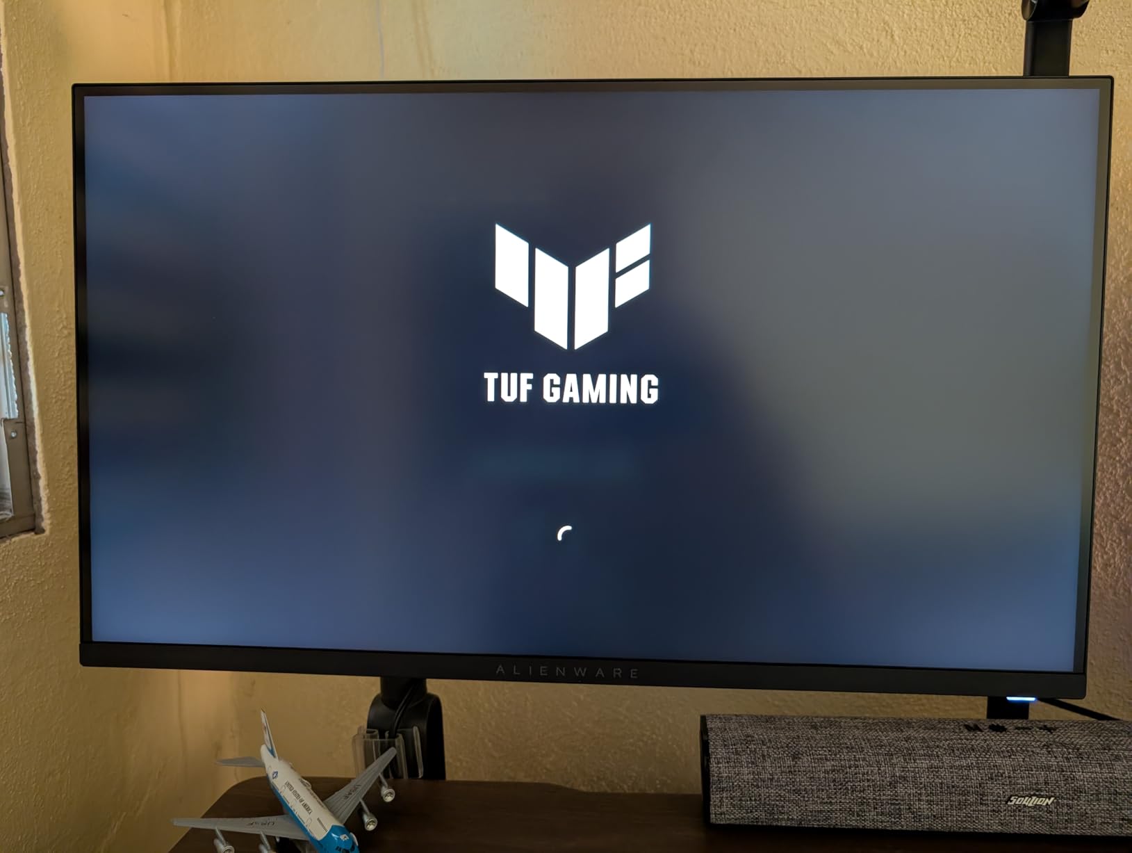 27 Gaming Monitor - AW2725DM - 27-inch QHD 180Hz 1ms Display, IPS, NVIDIA G-SYNC, AMD Freesync, VESA AdaptiveSync. - Customer Photo 2