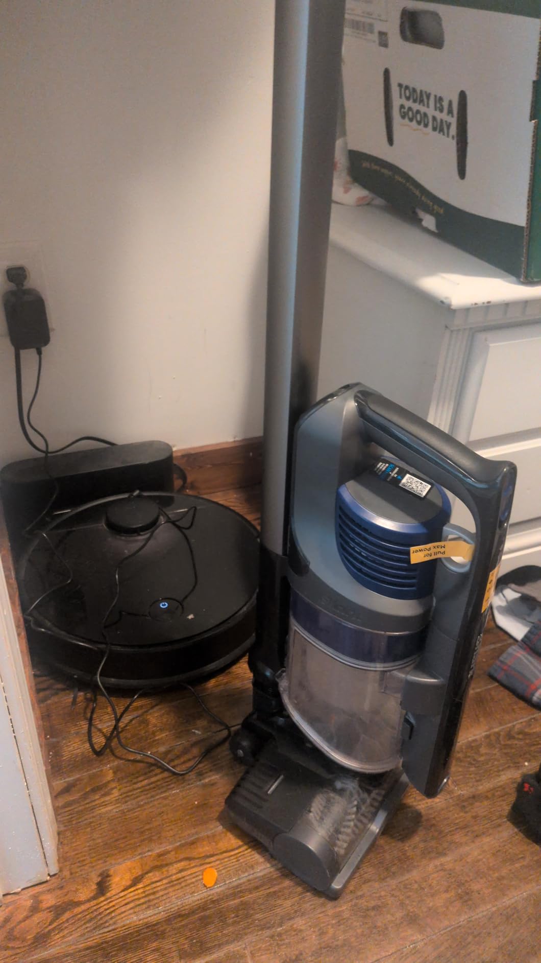 Shark PowerPro Plus Cordless Stick Vacuum, Lightweight, Rechargeable, FloorDetect Technology, HEPA Filter, Up to 50-Minute Runtime, Powerful Pet Hair Pickup, Carpets & Hard Floors, Pure Water, IZ377H - Customer Photo 3