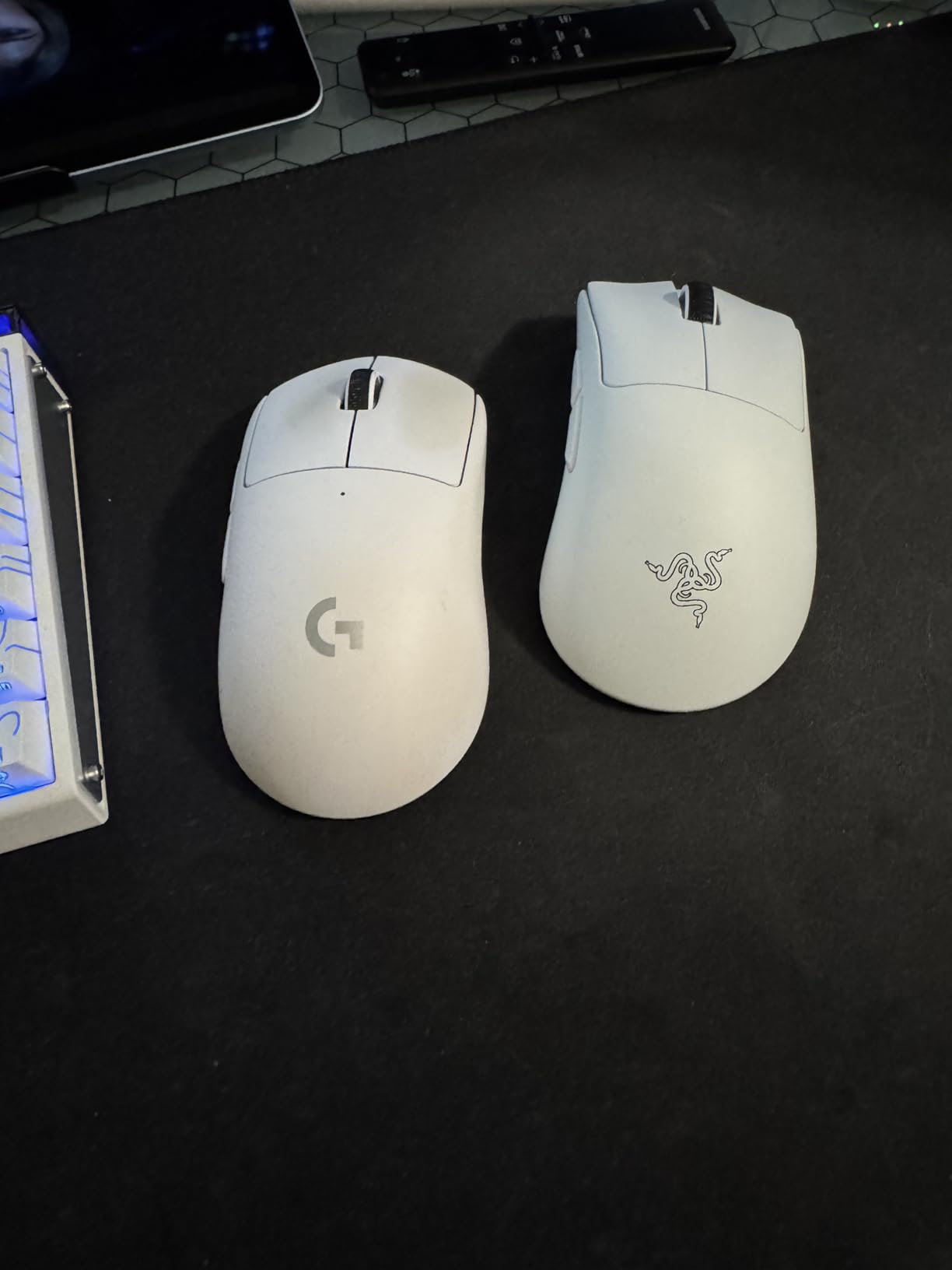 Razer DeathAdder V4 Pro Wireless Gaming Mouse: 56g Lightweight - HyperSpeed Wireless Gen-2 - Optical Scroll Wheel - Optical Switches Gen-4 - Focus Pro 45K Sensor Gen-2 - Up to 150 Hr Battery - Customer Photo 2