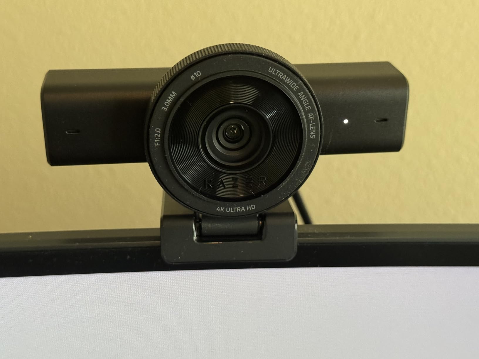 Razer Kiyo V2 Streaming Webcam: 4K 30 FPS, 1080p 60 FPS - AI Powered Auto-Framing - Built-in Microphone - Ultrawide Angle Lens - Privacy Cover - Works with OBS, Xsplit, Discord, Zoom, Teams - Black - Customer Photo 2