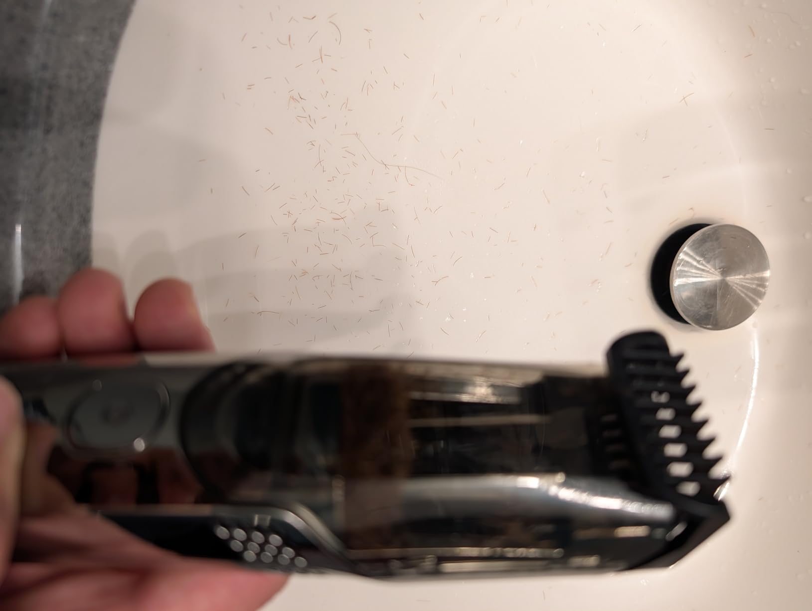 kurtmark Vacuum Beard Trimmer for Men, Rechargeable Electric Mens Beard Trimmer with Adjustable Length Comb (1-20mm), Cordless Mustache Trimmer for Men with Built-in Vacuum for Facial, Sideburns - Customer Photo 1