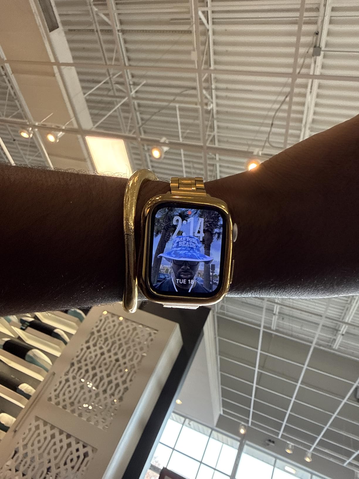 Apple Watch SE 3 [GPS 40mm] Smartwatch with Starlight Aluminum Case with Starlight Sport Band - S/M. Fitness and Sleep Trackers, Heart Rate Monitor, Always-On Display, Water Resistant - Customer Photo 1