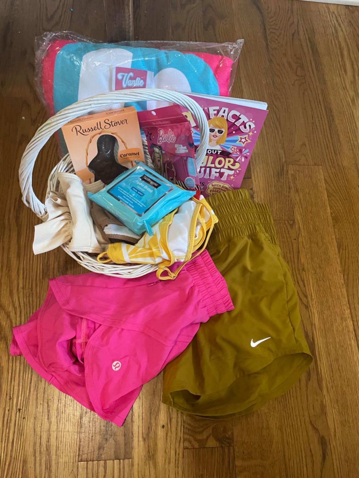 96 Facts About Taylor Swift: Quizzes, Quotes, Questions, and More! With Bonus Journal Pages for Writing! - Customer Photo 1