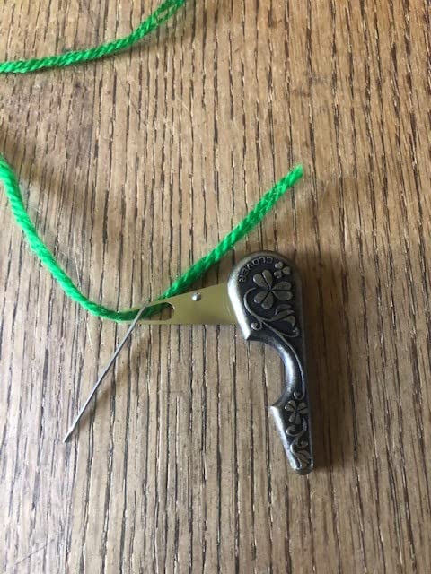 Clover Antique Yarn Threader-, 5.1