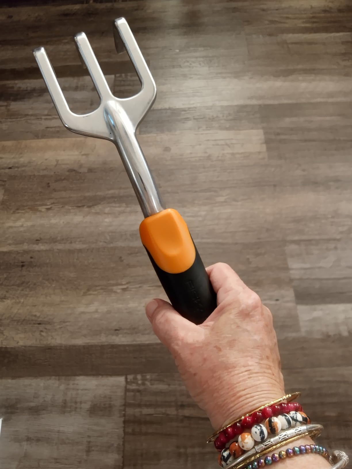 Fiskars Ergo Garden Trowel for Digging and Planting, Heavy Duty Gardening Hand Tool with Hanging Hole - Customer Photo 2