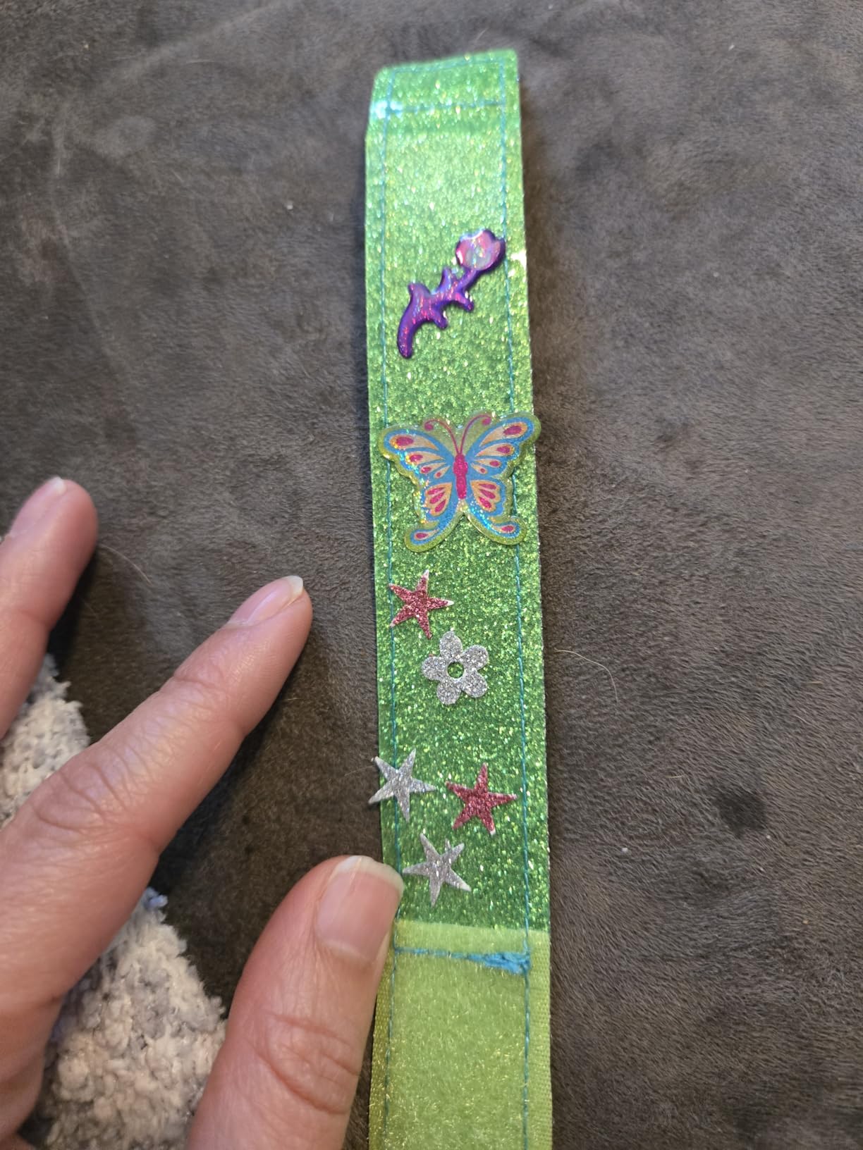 Melissa & Doug Design-Your-Own Bracelets with 100+ Sparkle Gem & Glitter Stickers, Kids Snap Bracelets, Stickers & Jewelry Crafts, Preschool Toys for Girls & Boys Ages 4+ - Customer Photo 1