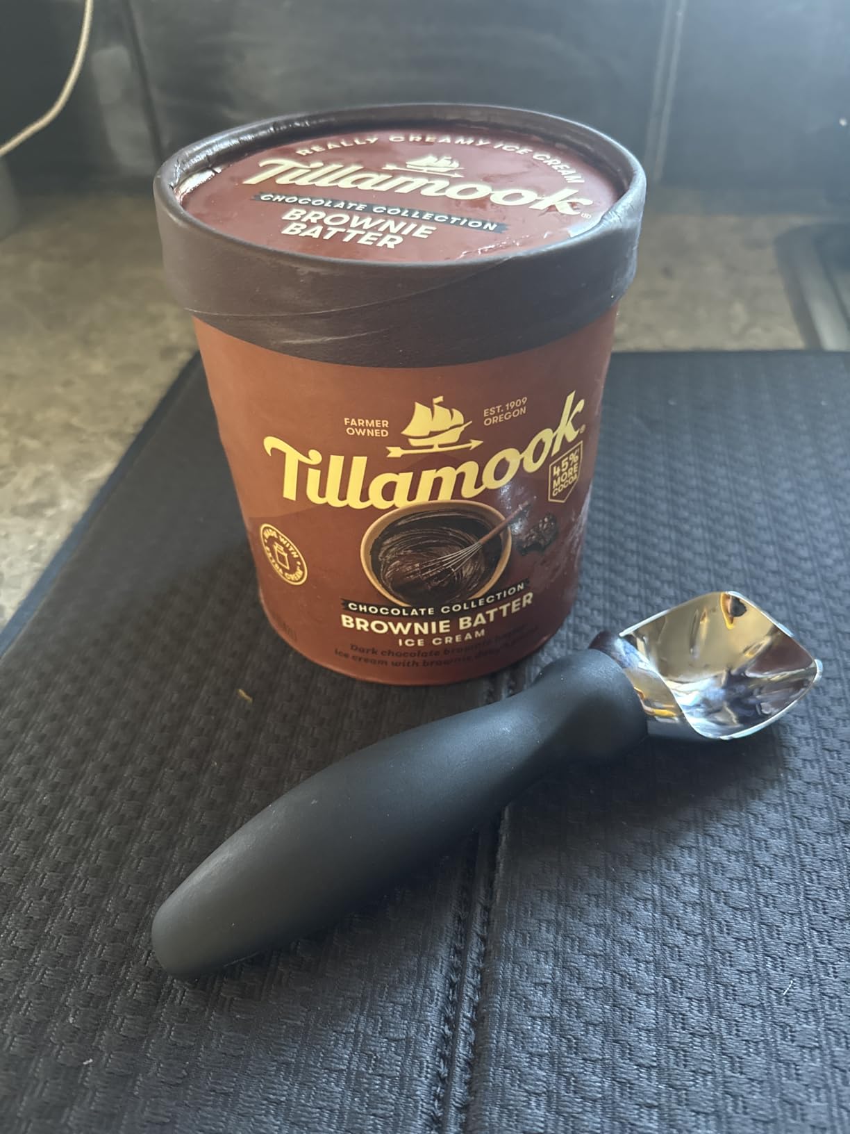 Spring Chef Heavy Duty Ice Cream Scoop with Comfortable Handle - Professional Ice Cream Scooper for Gelato, Sorbet, Cookie Dough, Melon, Frozen Yogurt - Dishwasher Safe Metal Kitchen Tool - Black - Customer Photo 2