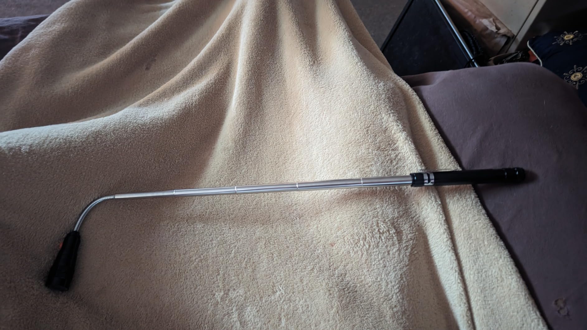 VIBELITE Extendable Magnetic Flashlight with Telescoping Magnet Pickup Tool-Cool Gadget Christmas Gifts Stocking Stuffers for Men, Teen Boys, Husband, Dad, Father, Mechanic, Him, Women, Black - Customer Photo 4